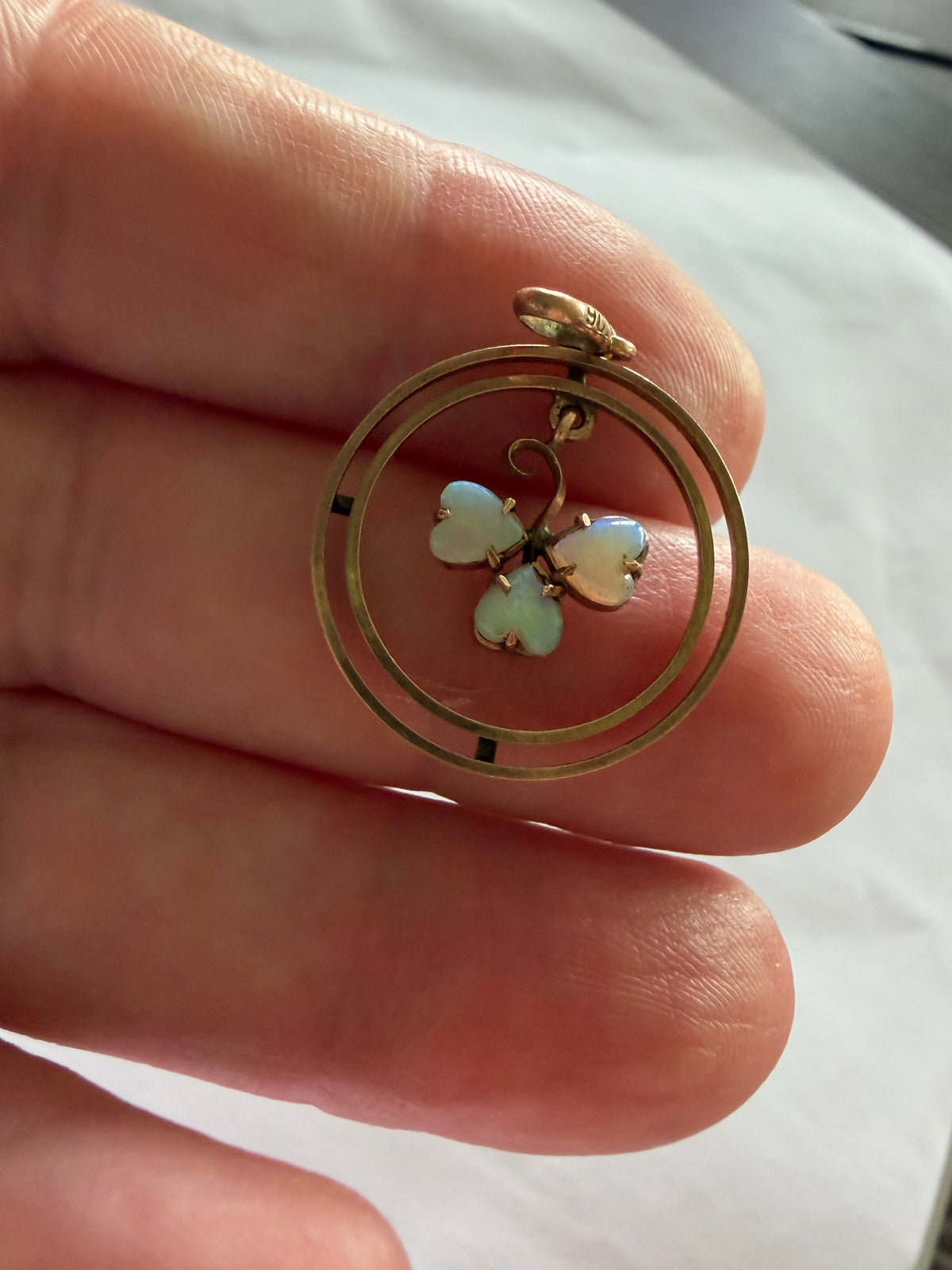 9ct 1920s vintage rose gold pendant withan opal three leaf clover in centre 1.46g