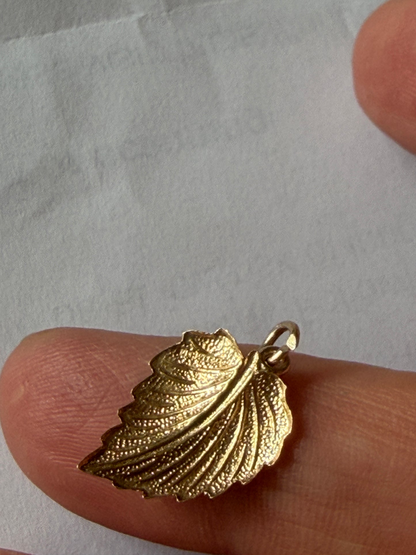 9ct vintage leaf charm / pendant circa 1989. 0.49g