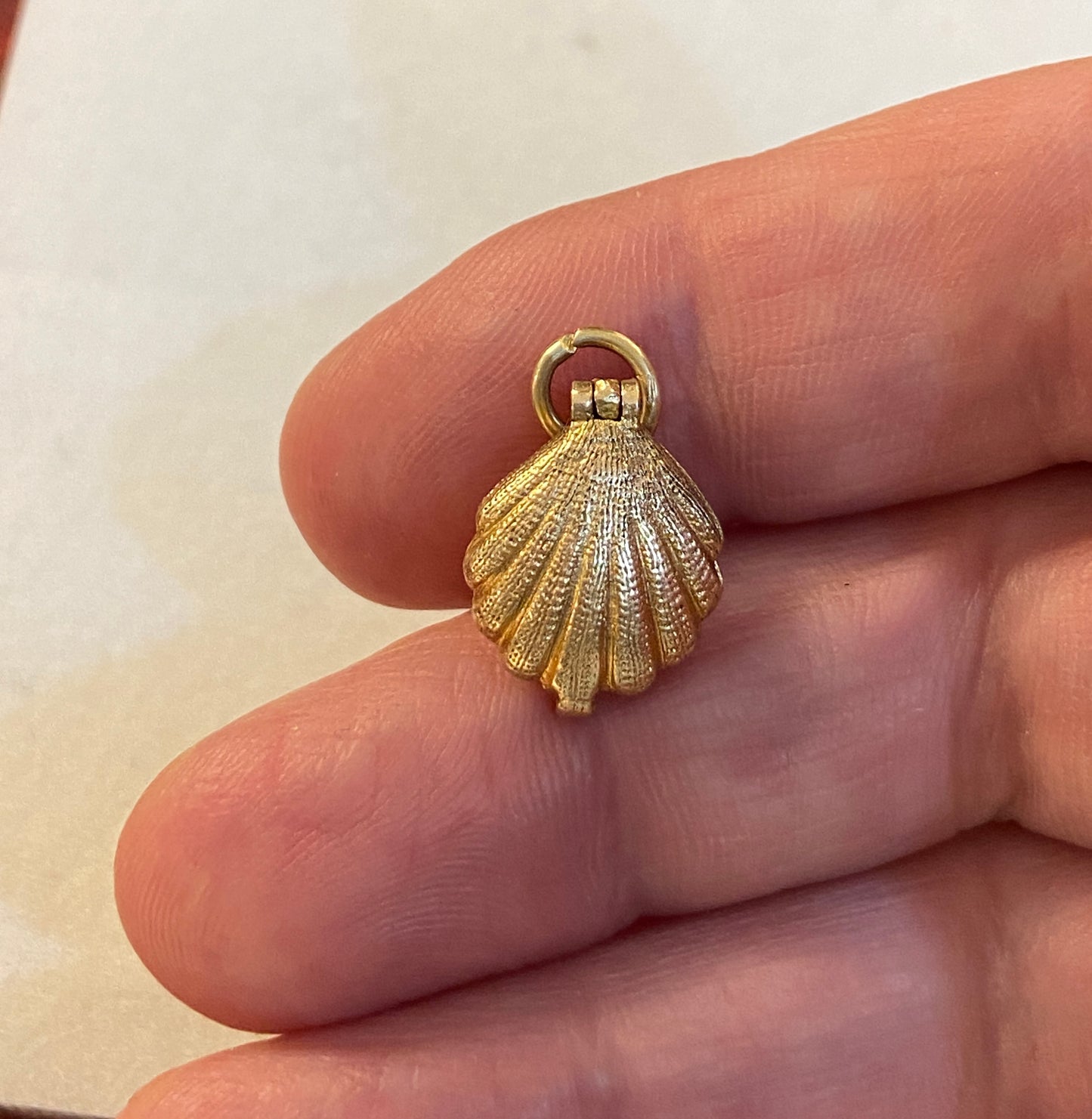 9ct 375 vintage opening oyster shell charm with pearl inside.