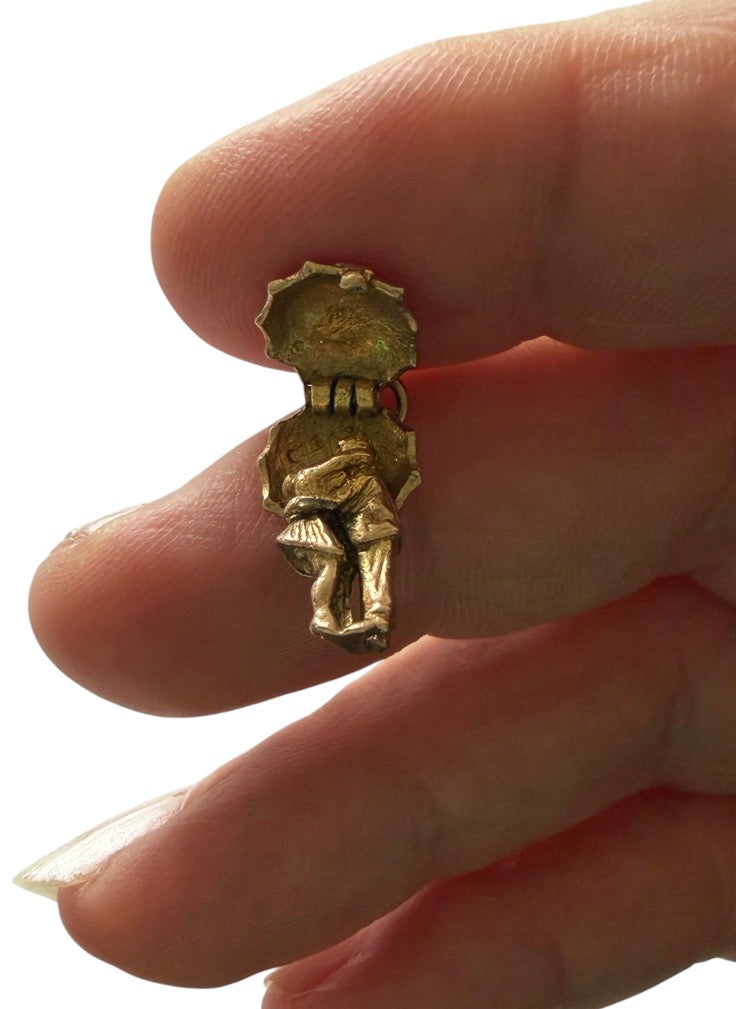 9ct vintage kissing couple charm circa 1962 by G&H 2.64g