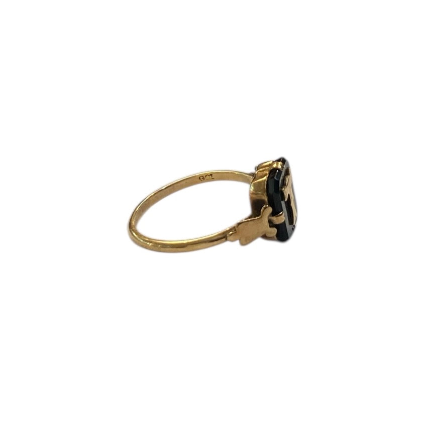 9ct vintage initial T ring, size N set in Onyx