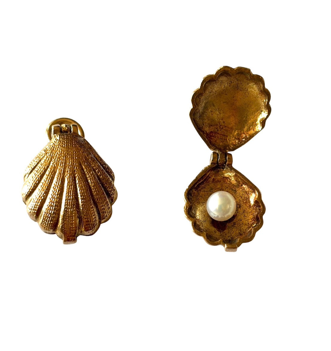 9ct vintage shell charm by HS LTD 2.14g