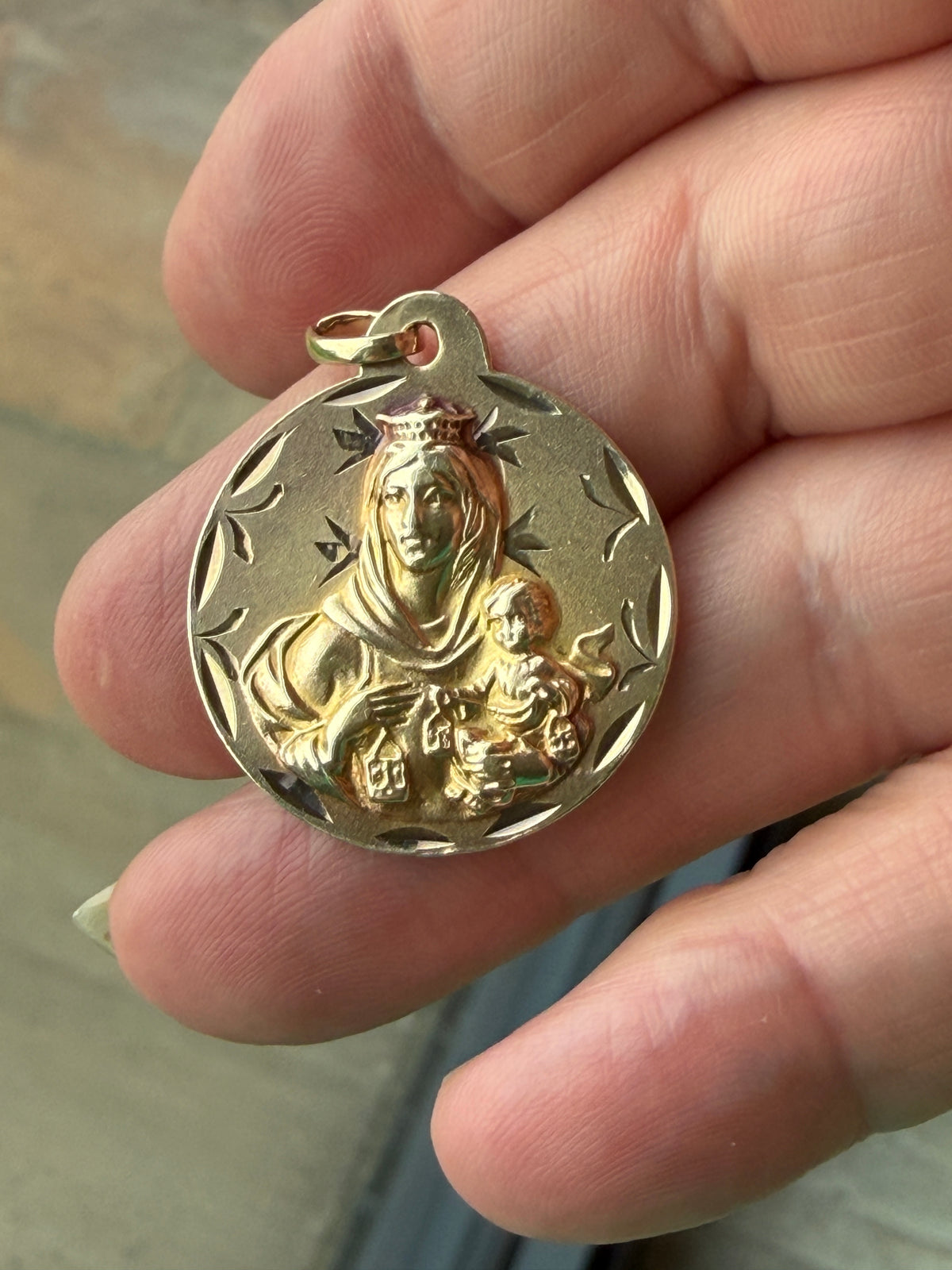 9ct vintage Mary and Jesus large  religious pendant, 4.11g