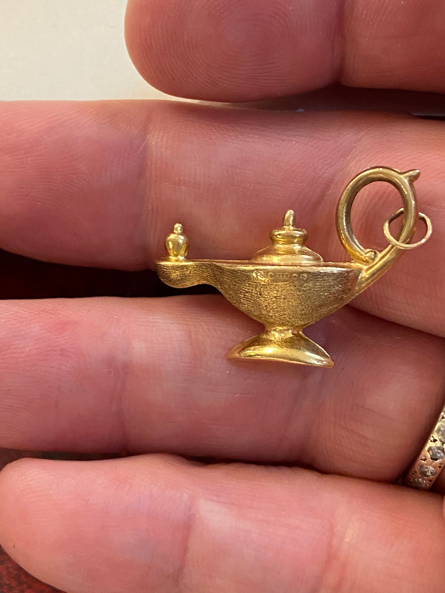 9ct vintage genie lamp , 1.4g maker FM circa 1978, hollow