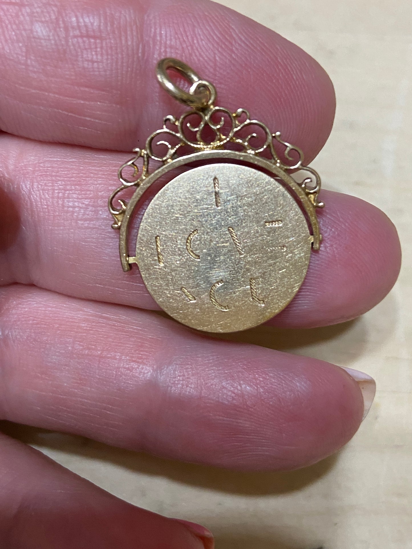 9ct vintage 'I Love you spinner' LARGE CIRCA 1987 MAKER SP 3.3G