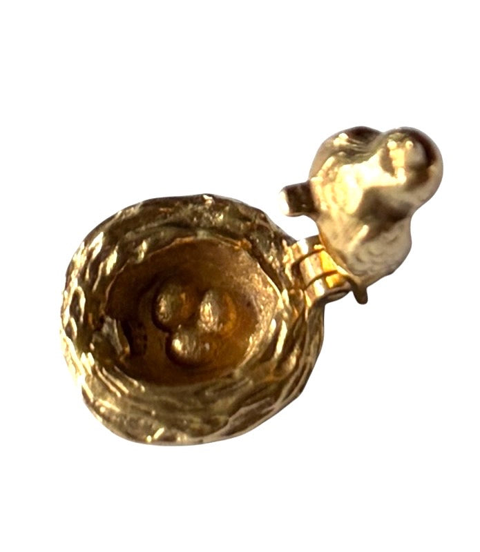 9ct vintage 'just laid' hen on nest charm, opening charm 4.02g circa 1973