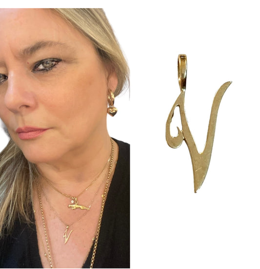 9ct preowned / vintage initial / letter 'V' charm pendant