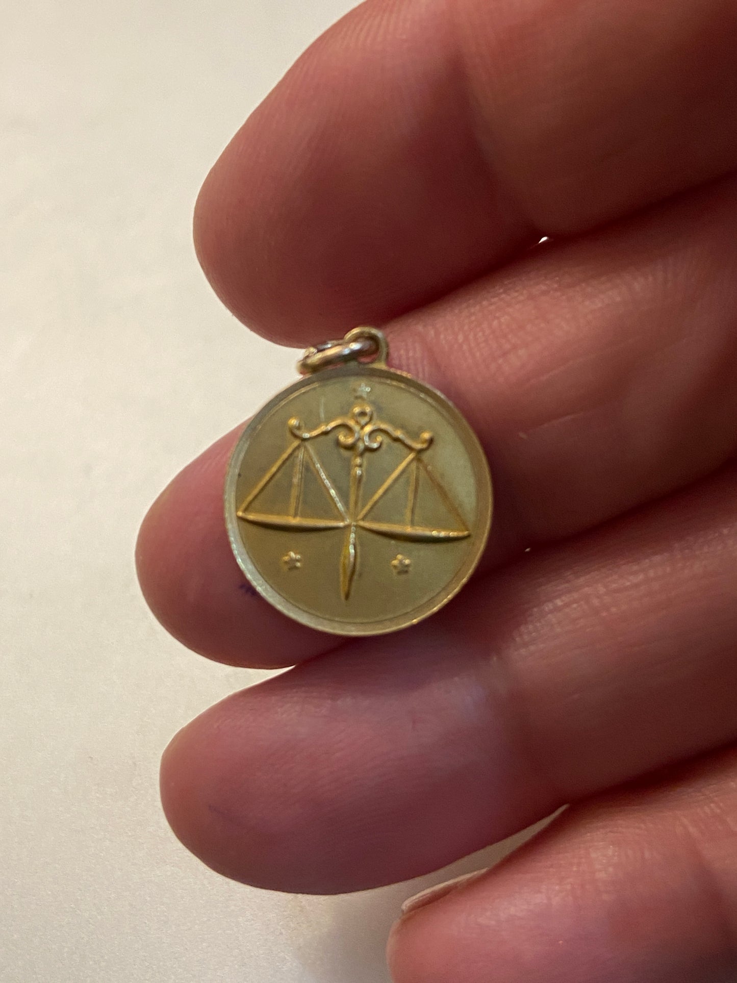 18ct 750 vintage libra charm / scale of justice c harm / pendant