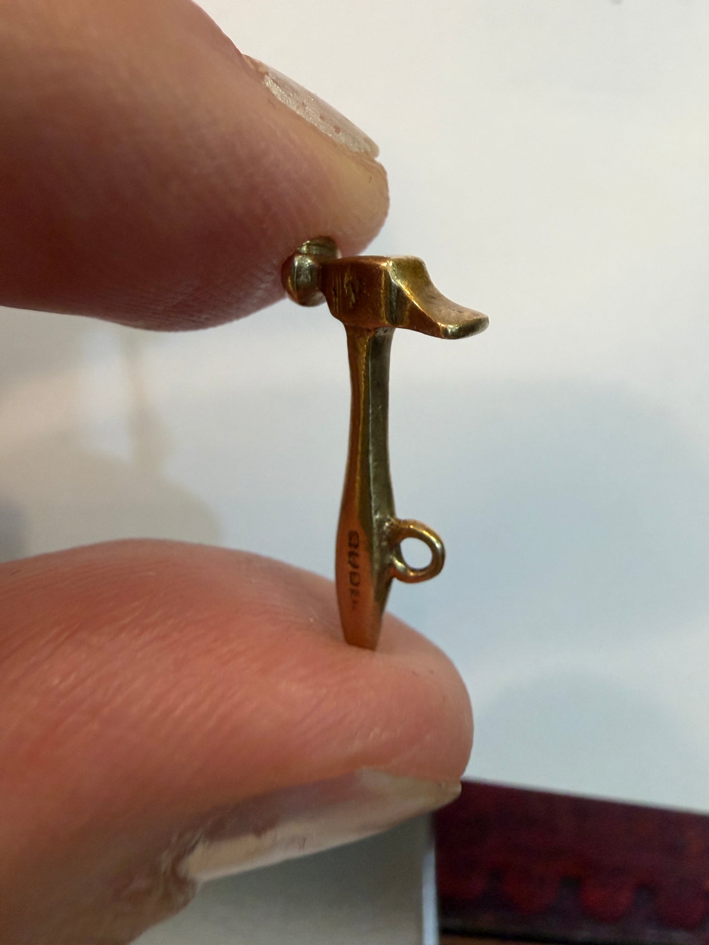 9ct vintage hammer charm 1.0g