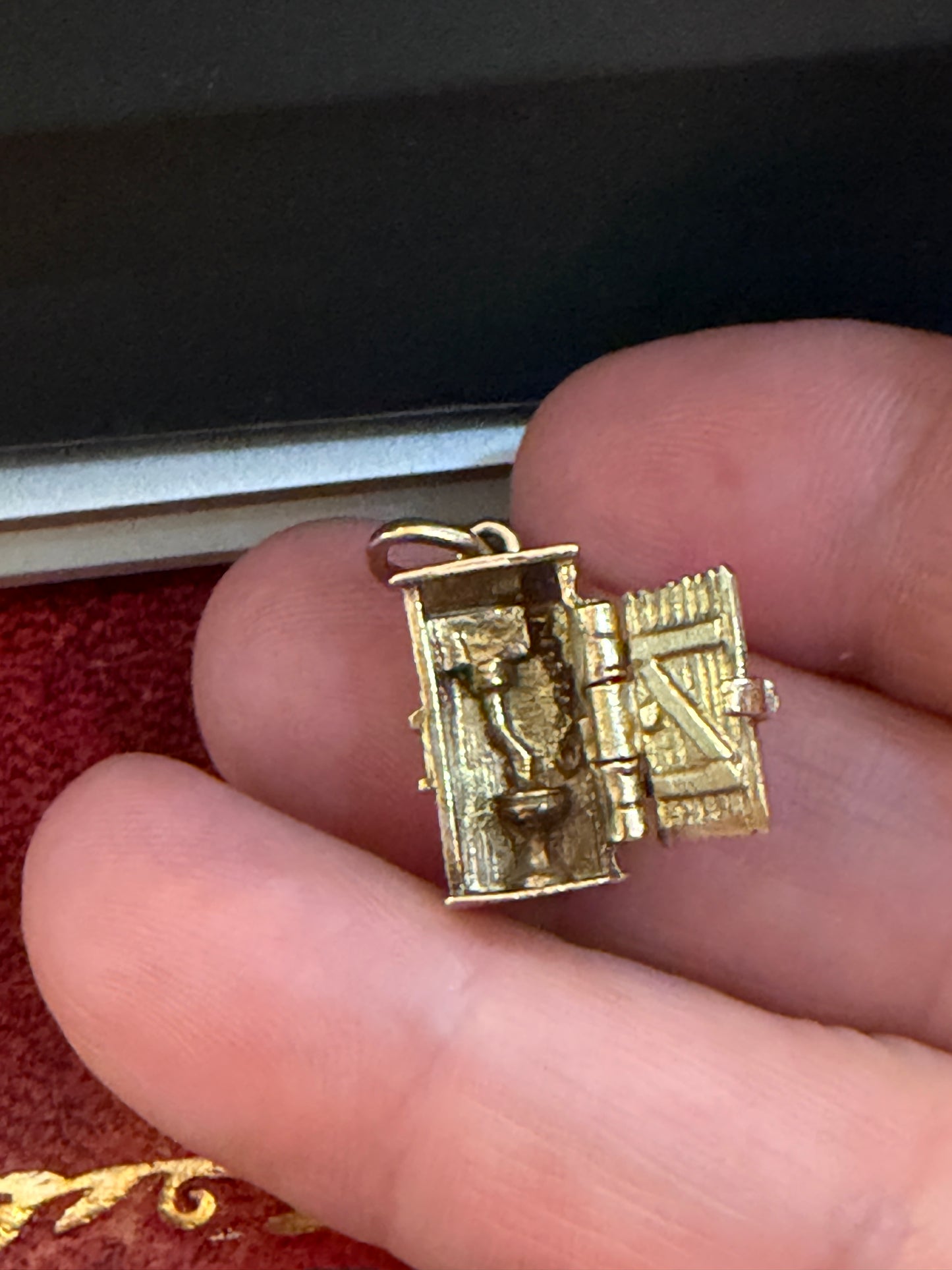 9ct vintage outdoor toilet W.C charm circa 1967 signed chim. 4.17g