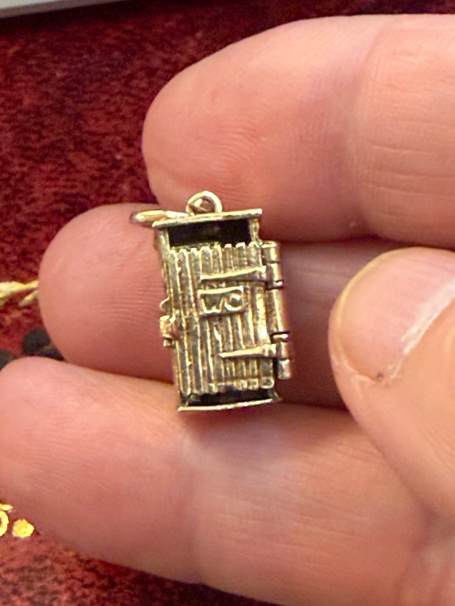 9ct vintage outdoor toilet W.C charm circa 1967 signed chim. 4.17g