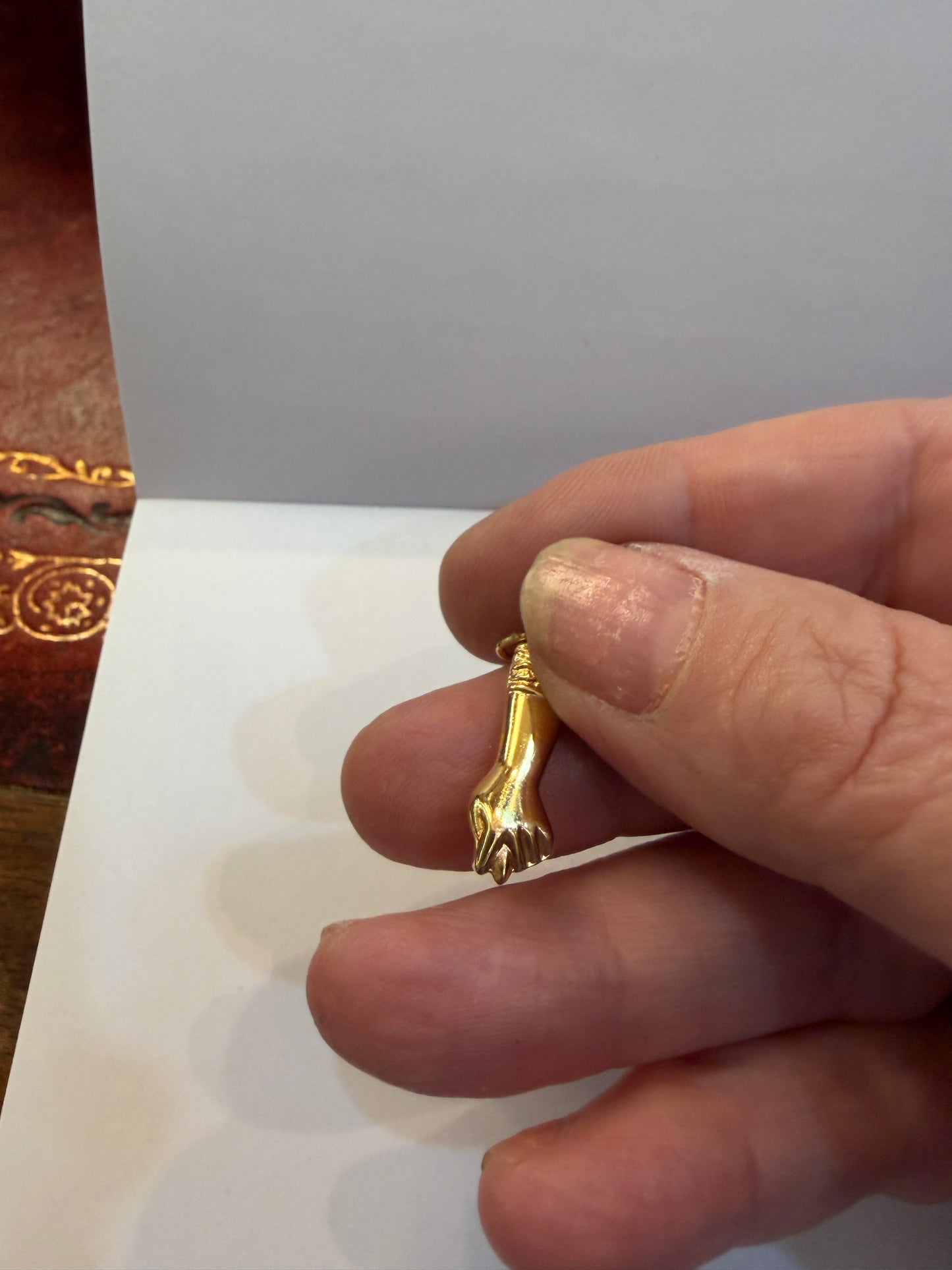 19ct gold figa hand, mano figa , 0.9g hollow