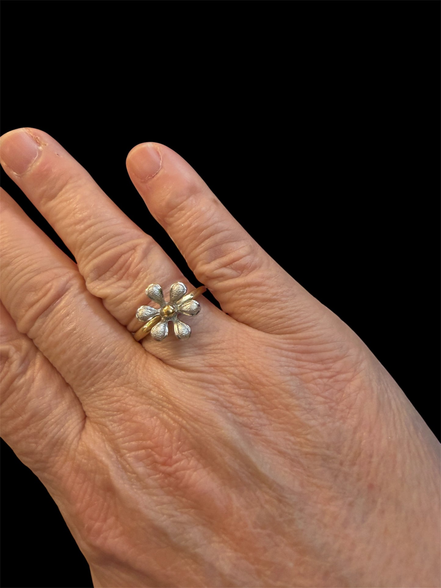 9ct viontage flower ring size N 3.4g