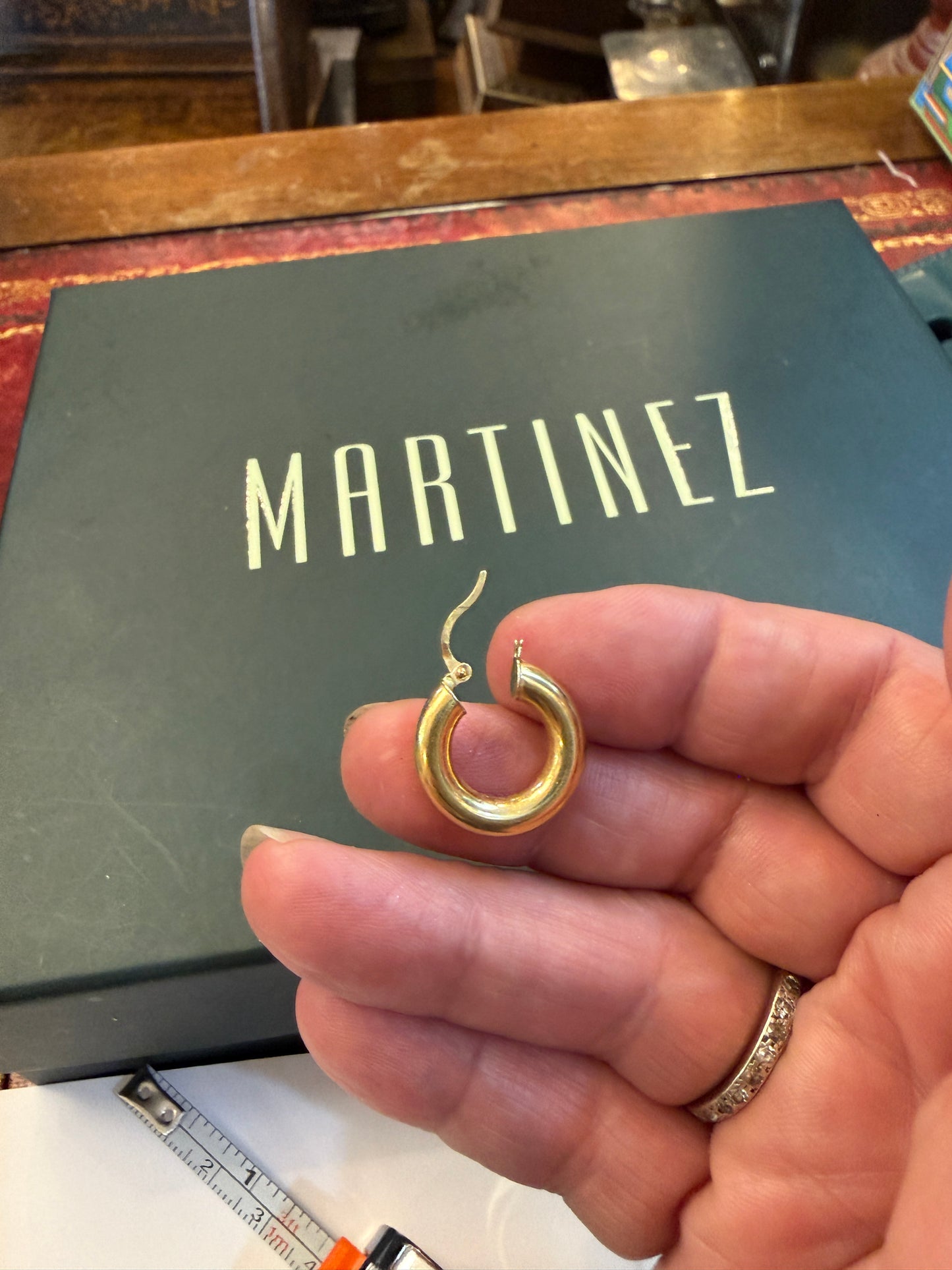 18ct 750 pre owned hoop earrings 2.