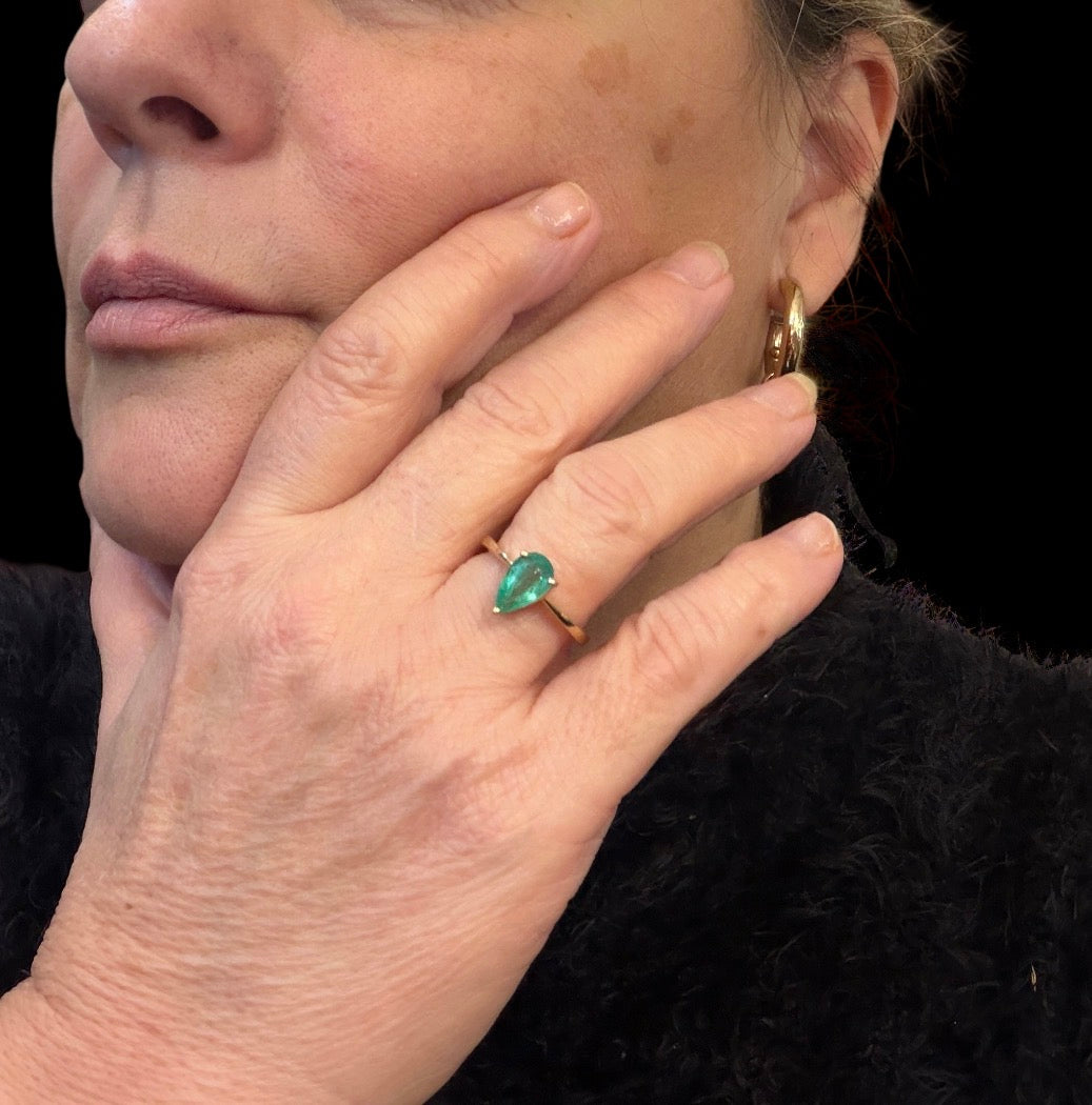 9ct pre owned 1.0ct pear shaped emerald ring size N 1/2