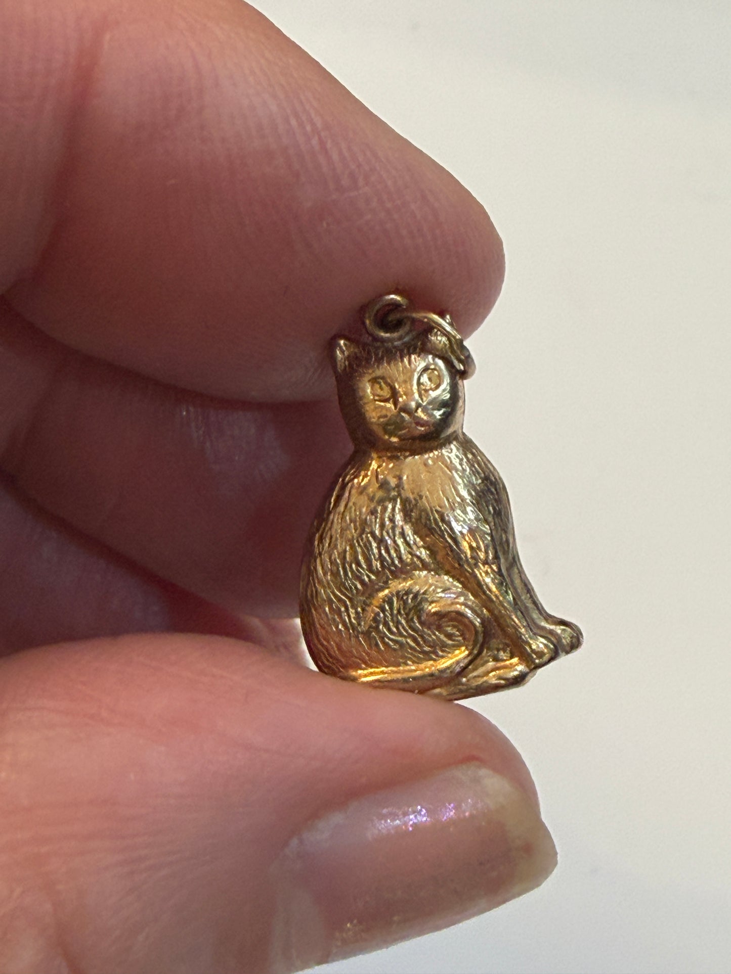 9ct vintage cat charm, sitting cat, hollow 0.83g