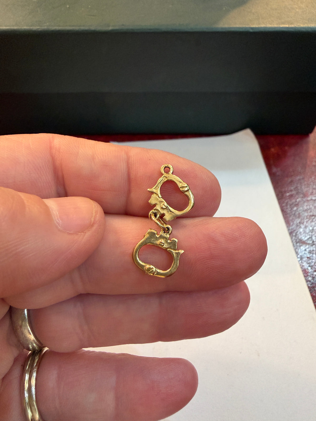 9ct vintage handcuff charm / pendant . 1.2g