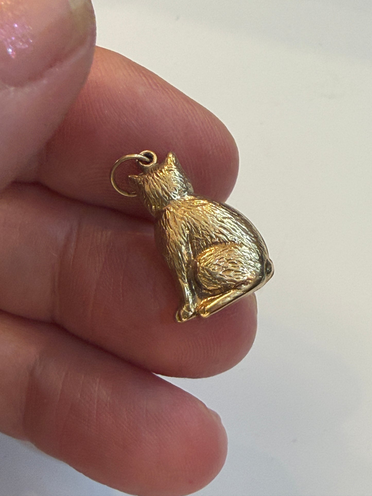 9ct vintage cat charm, sitting cat, hollow 0.83g