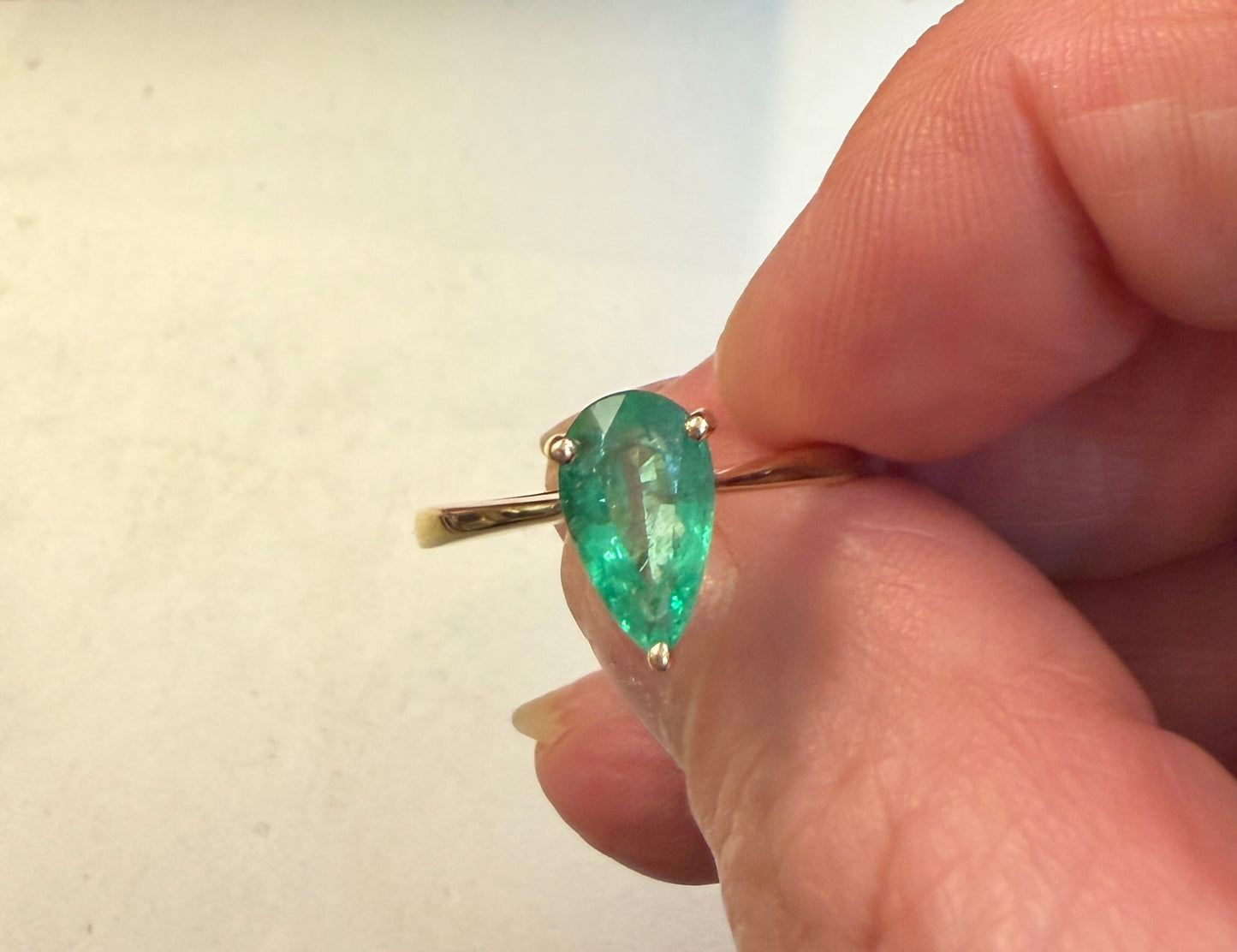 9ct pre owned 1.0ct pear shaped emerald ring size N 1/2
