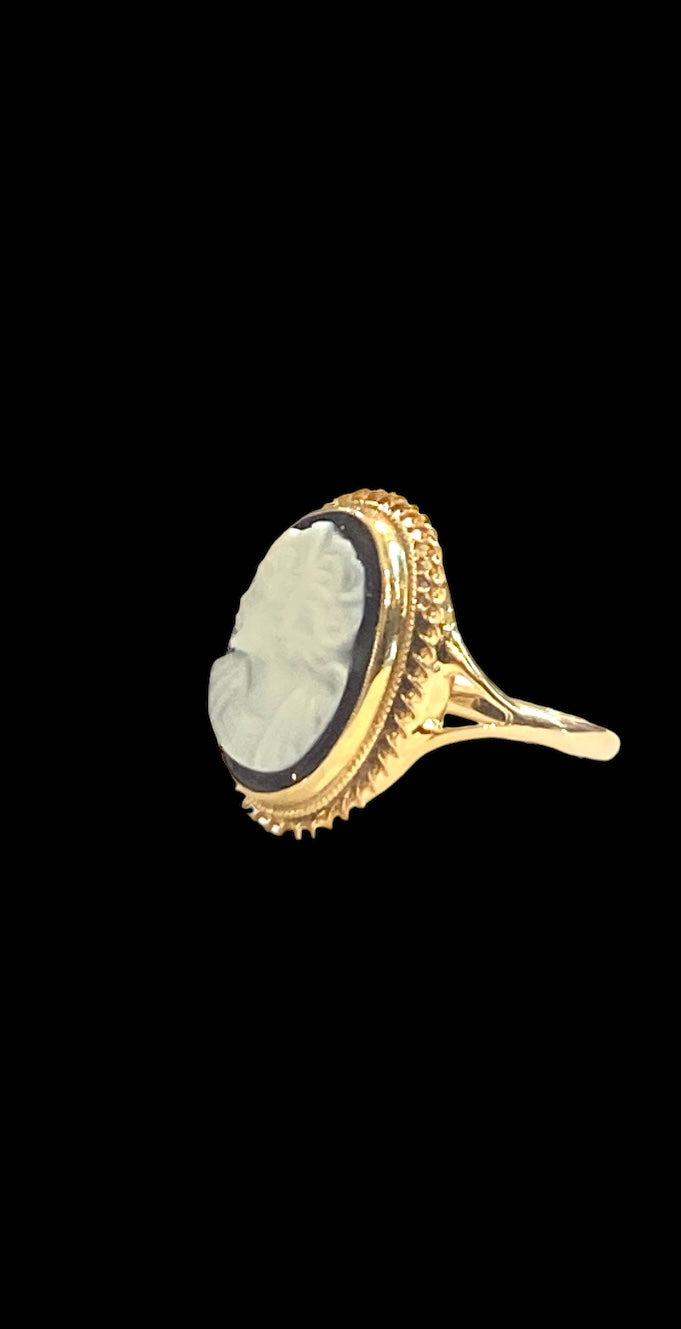 9ct vintage cameo ring size R 1/2 circa 1938