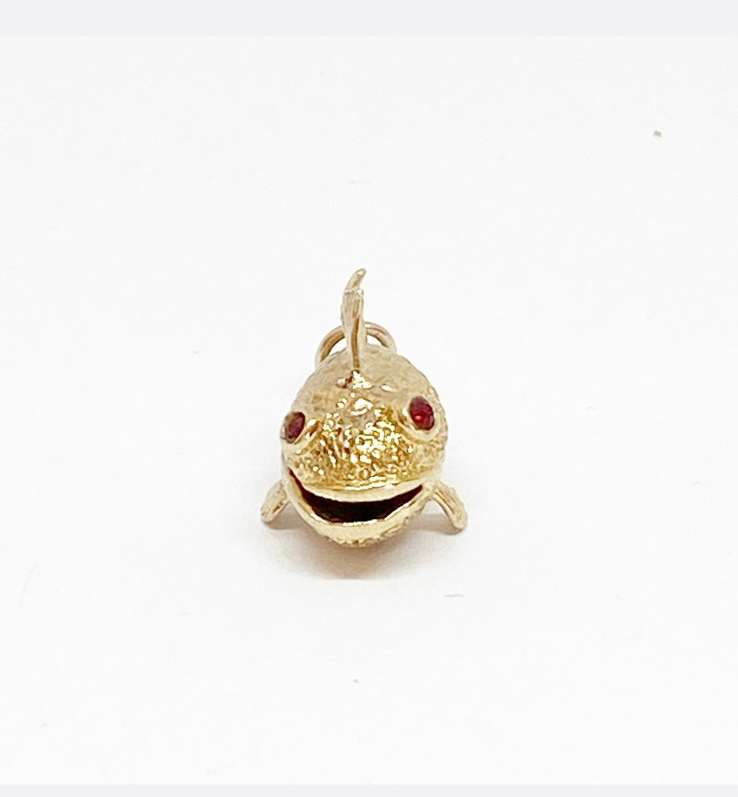 9ct fish charm vintage opening with a worm inside.