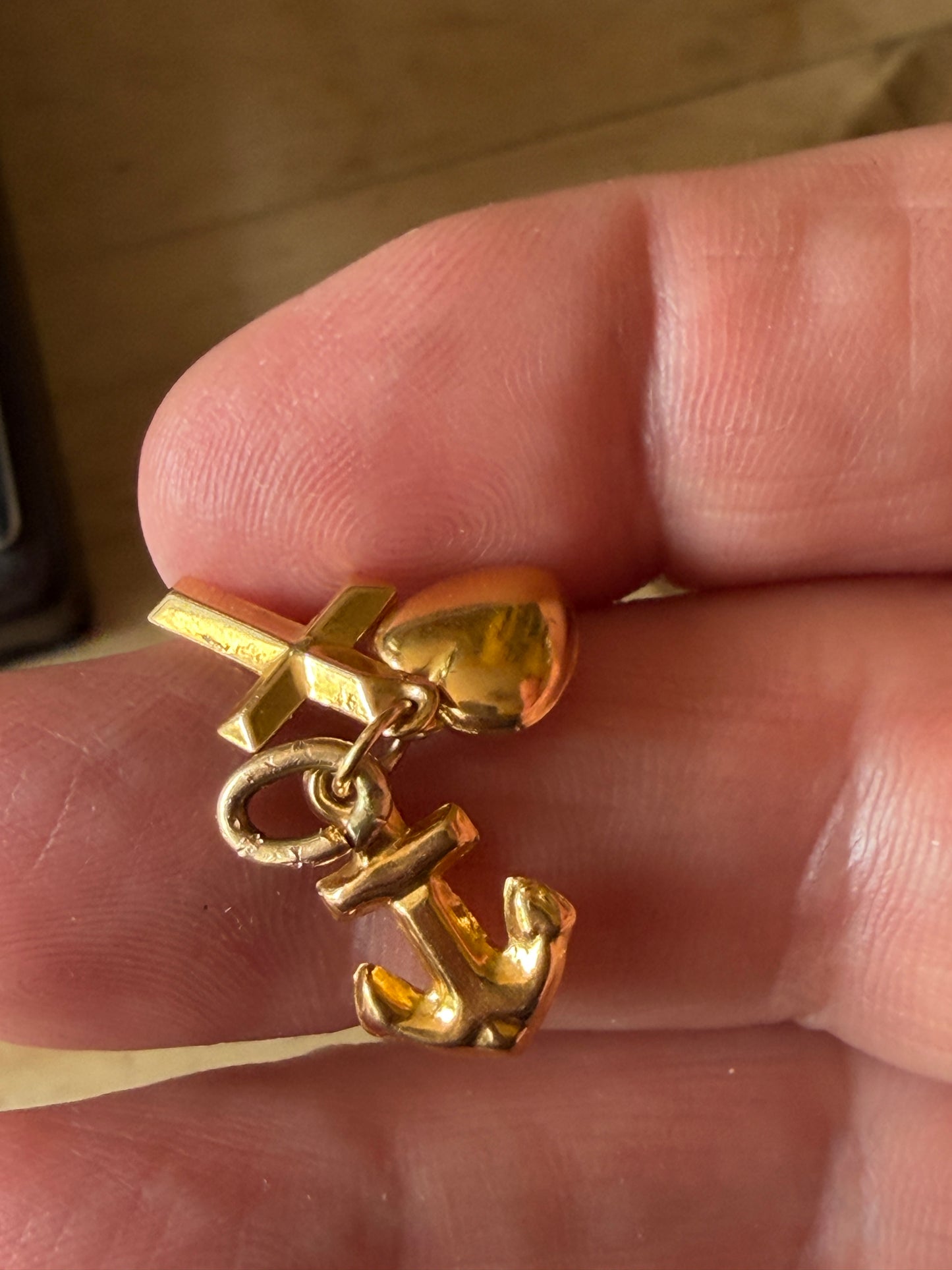 9ct vintage faith, hope and charity charm. circa 1973 by FM 1.28g