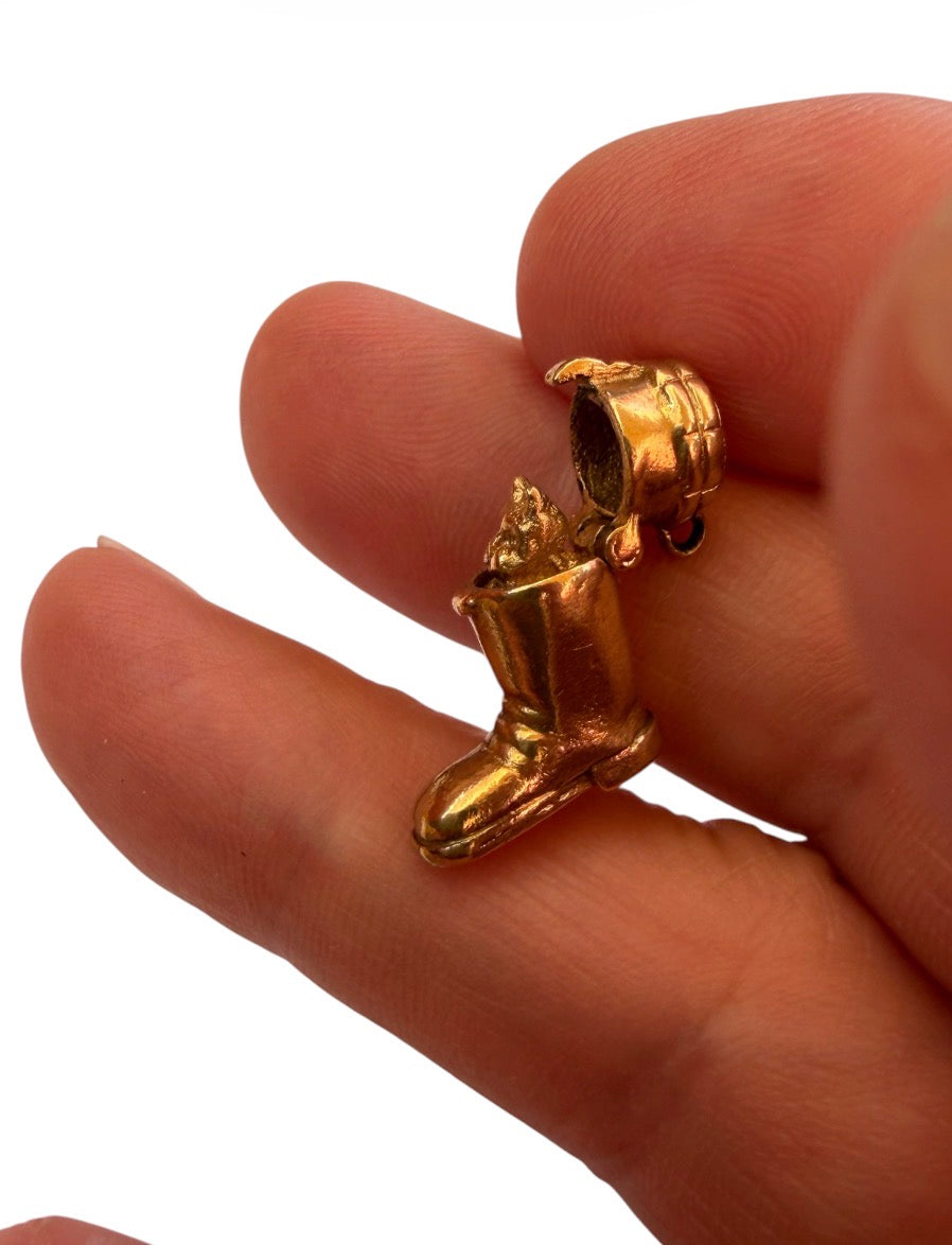 9ct vintage puss in botts charm. opening by ijld 3.98g