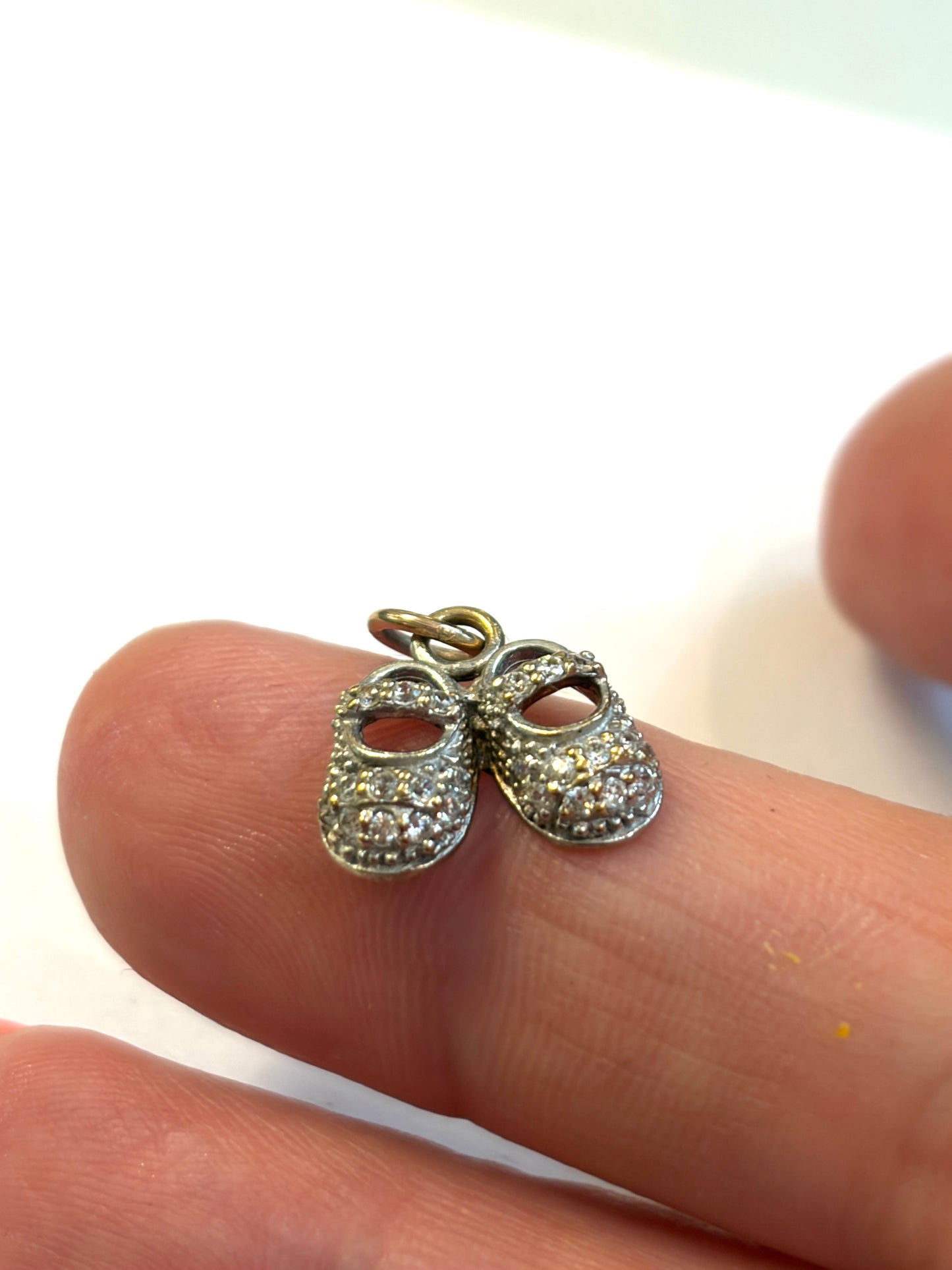 9ct vintage baby shoes with diamante stones. 1.4g