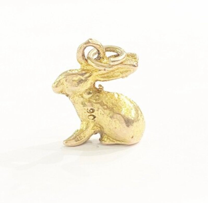 9ct vintage hare / rabbit charm solid  and heavy 4.0g