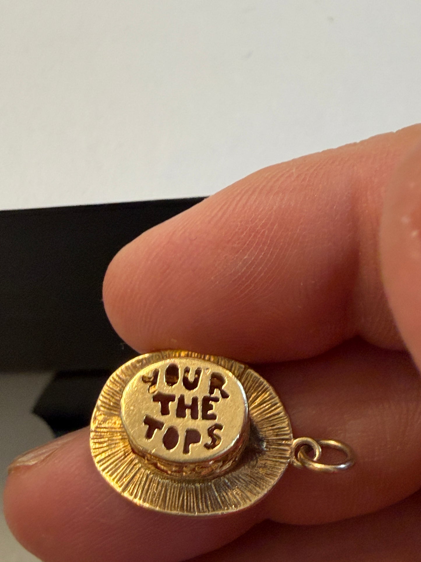 9ct vintage topo hat charm, 'you'r the tops' circa 1975 2.22g