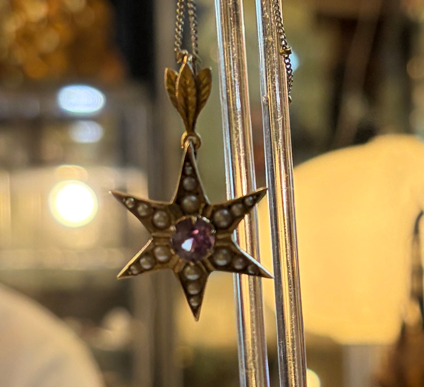 9ct vintage star pendant , with pearls and a central amethyst 3.05g