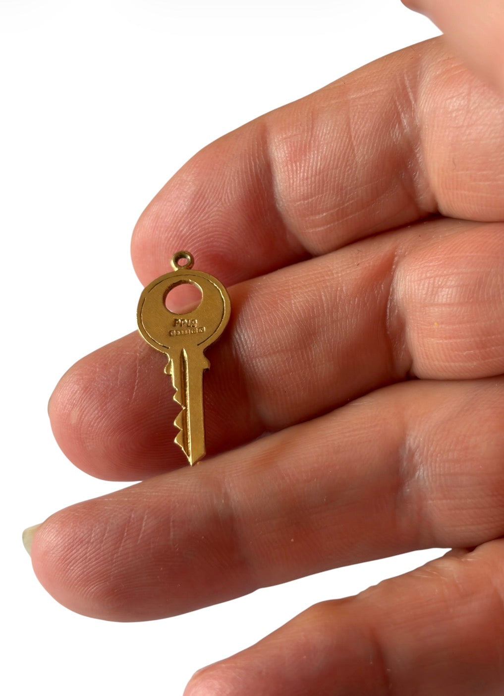 9ct vintage key charm with vyseor on the front. 1.05g circa 1987
