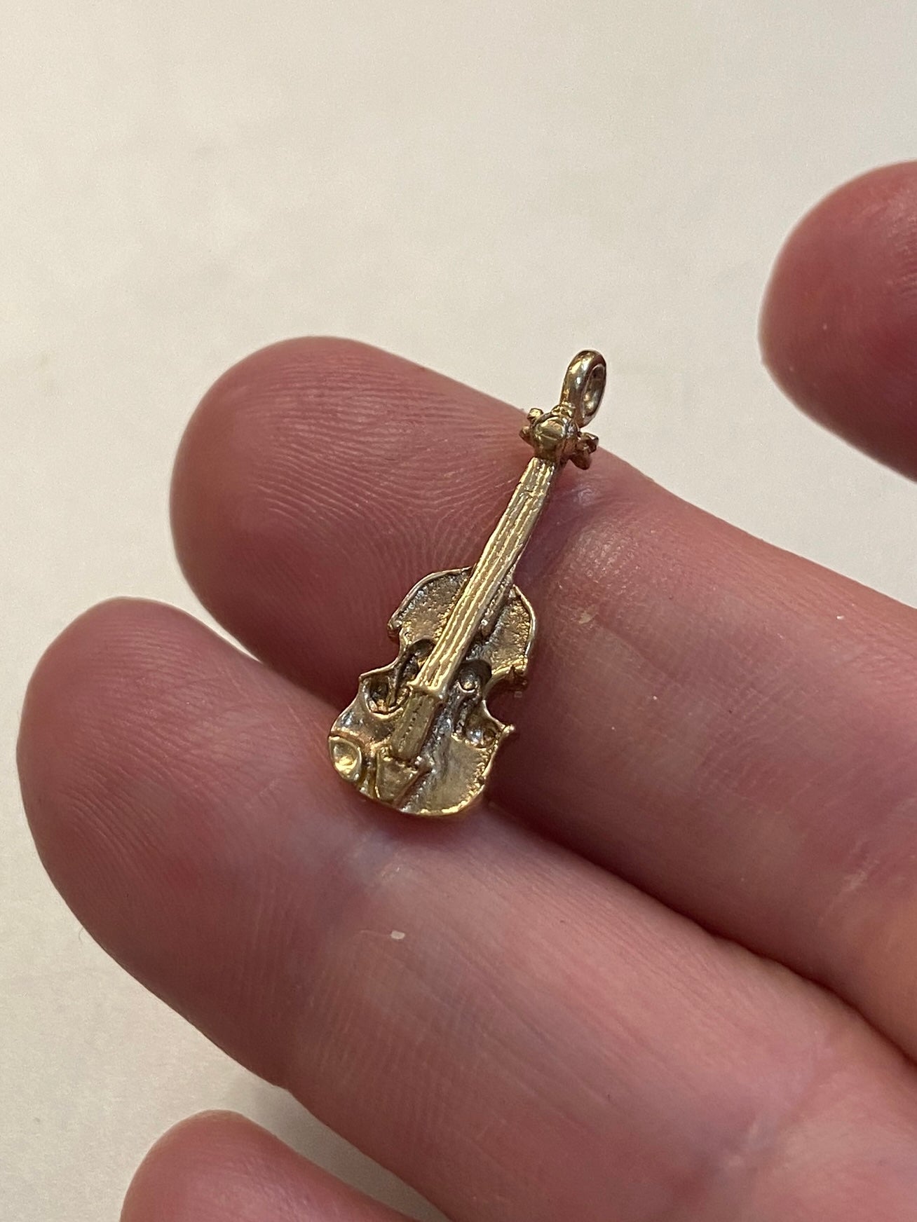9ct vintage violin charm. circa 1990 1.9g