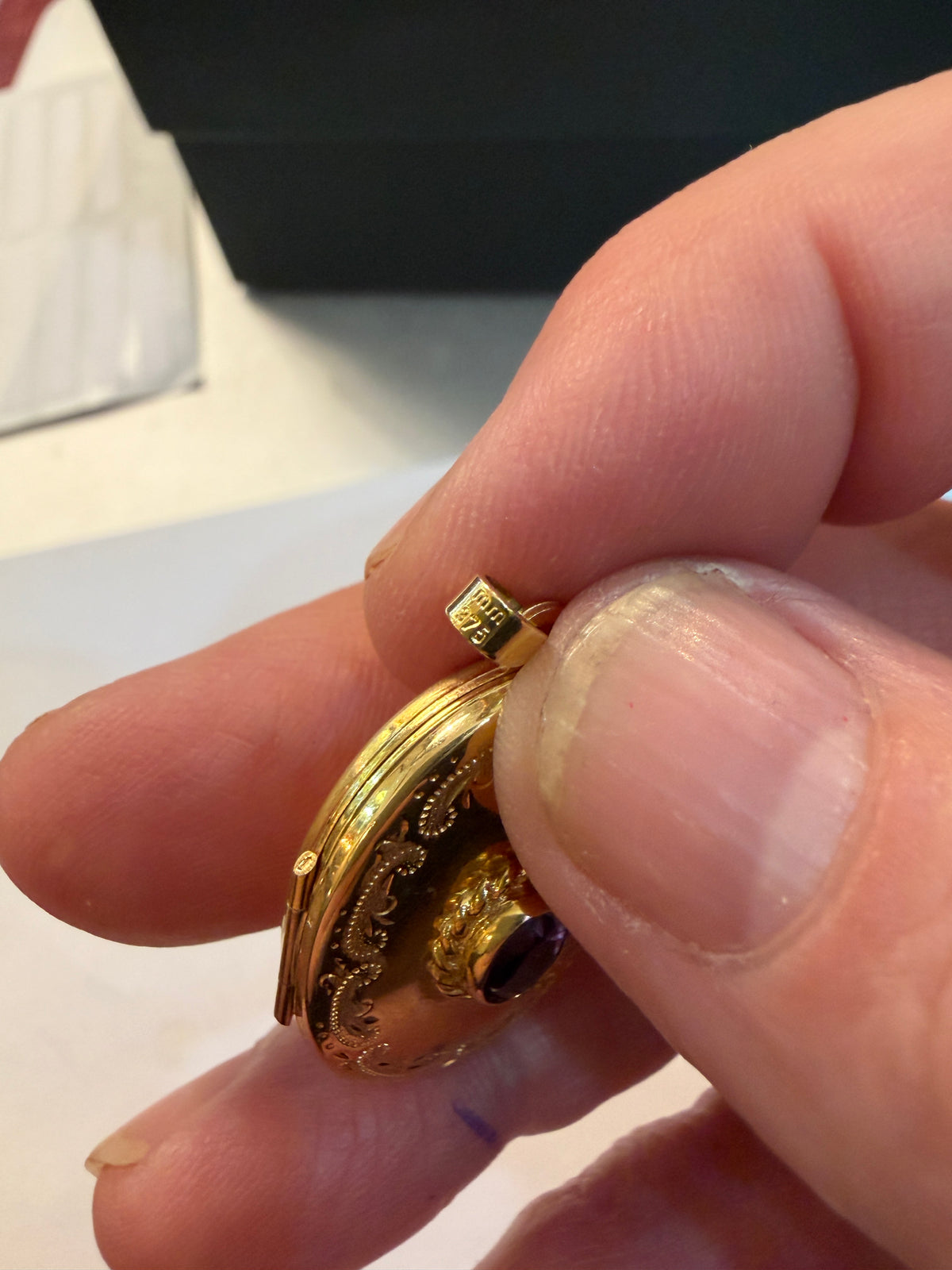 9ct pre owned locket with amethyst stone. 3.75g