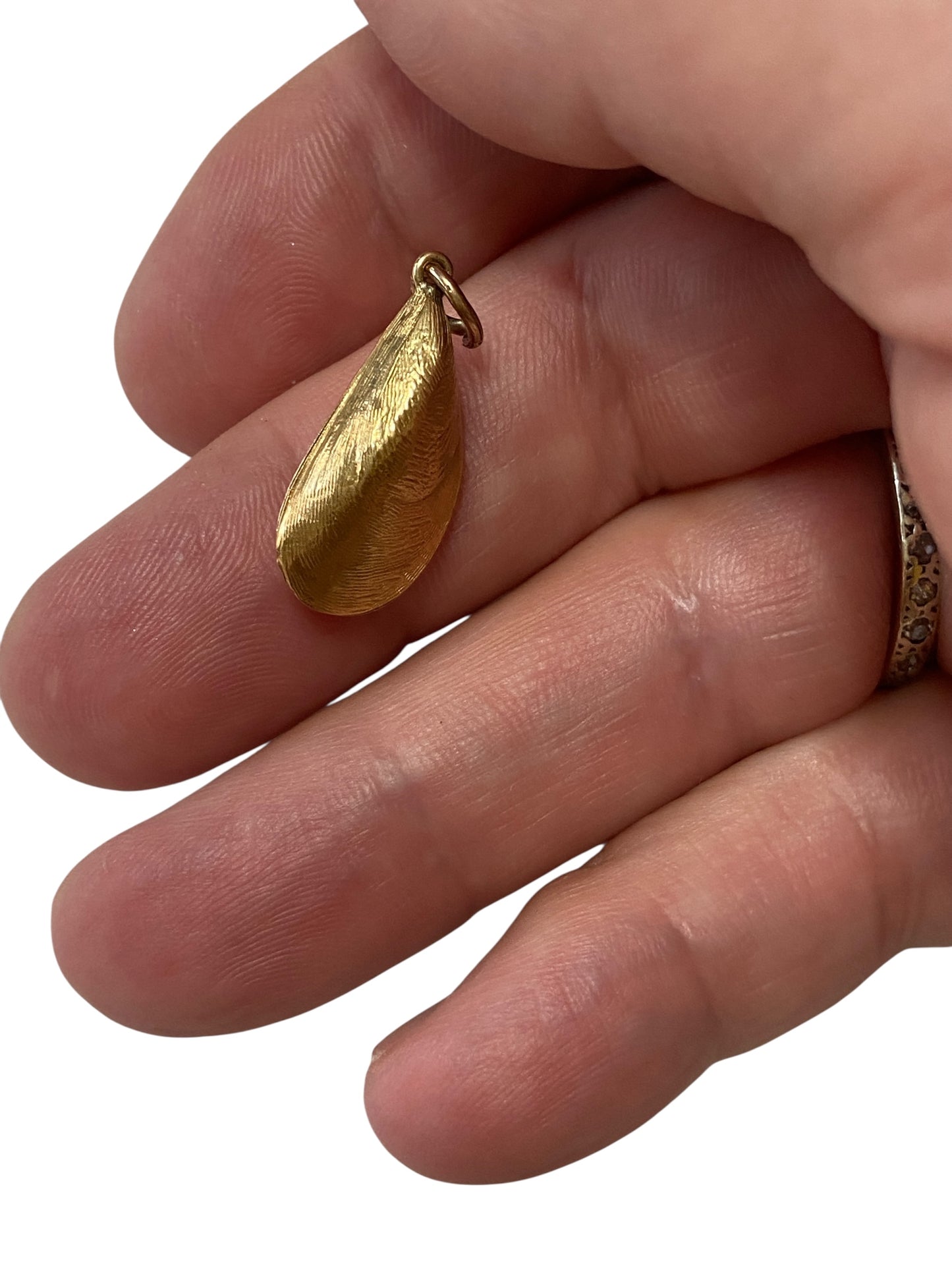 18CT VINTAGE MUSSEL/ SHELL CHARM / PENDANT , OYSTER CHARM 1.2G HOLLOW