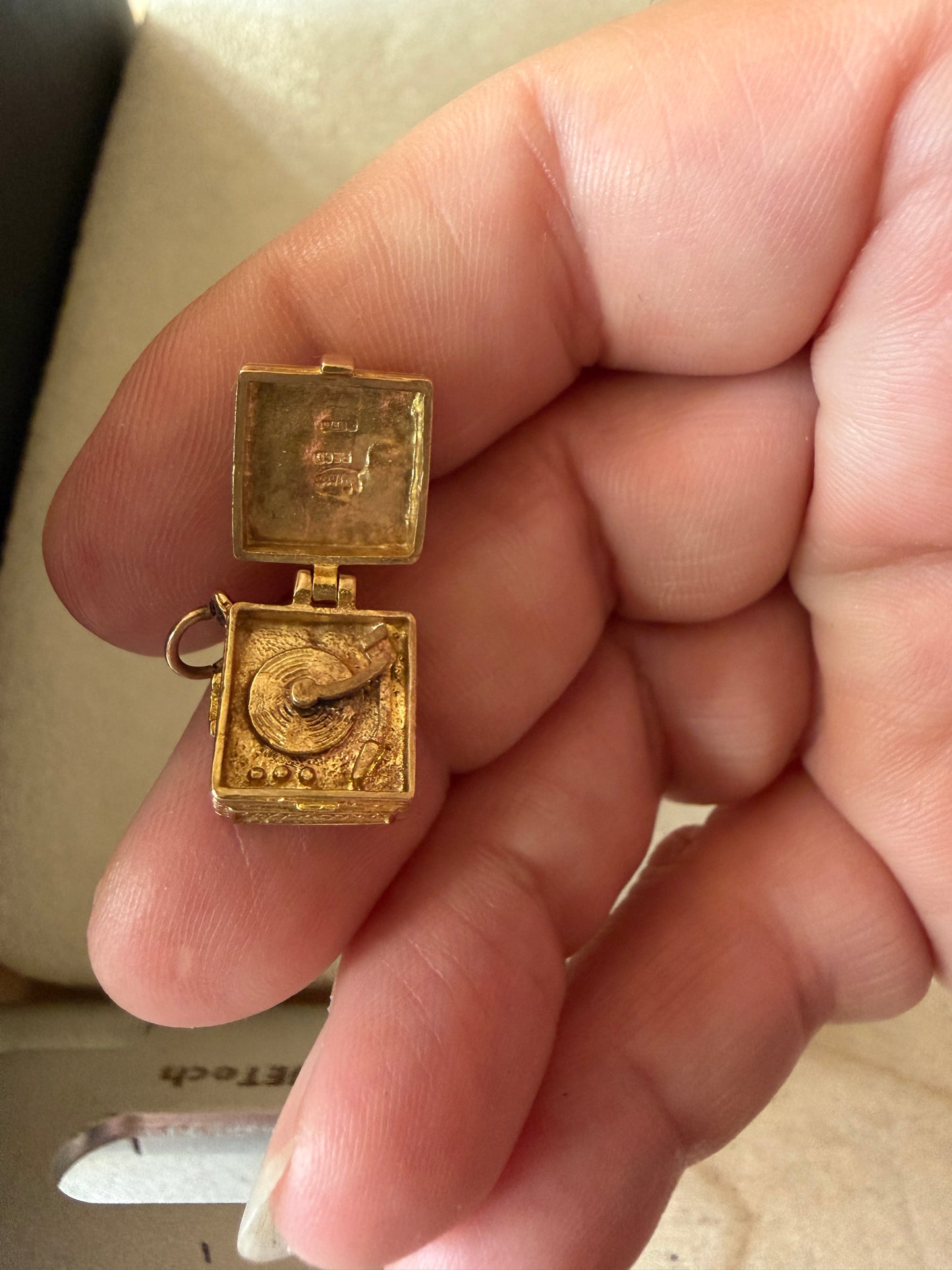 9ct vintage opening turntable charm. by NUVO circa 1960 3.13g