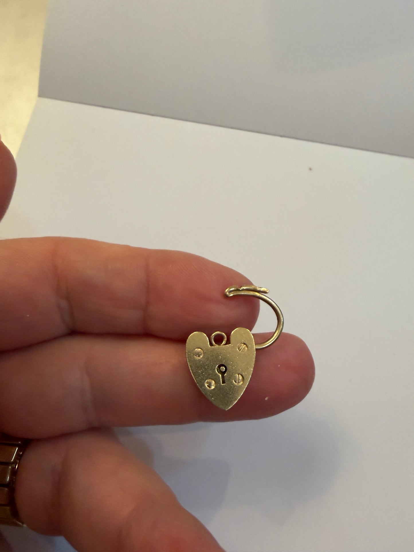 9ct vintage small padlock charm (8)/ pendant circa 1963 1.9g