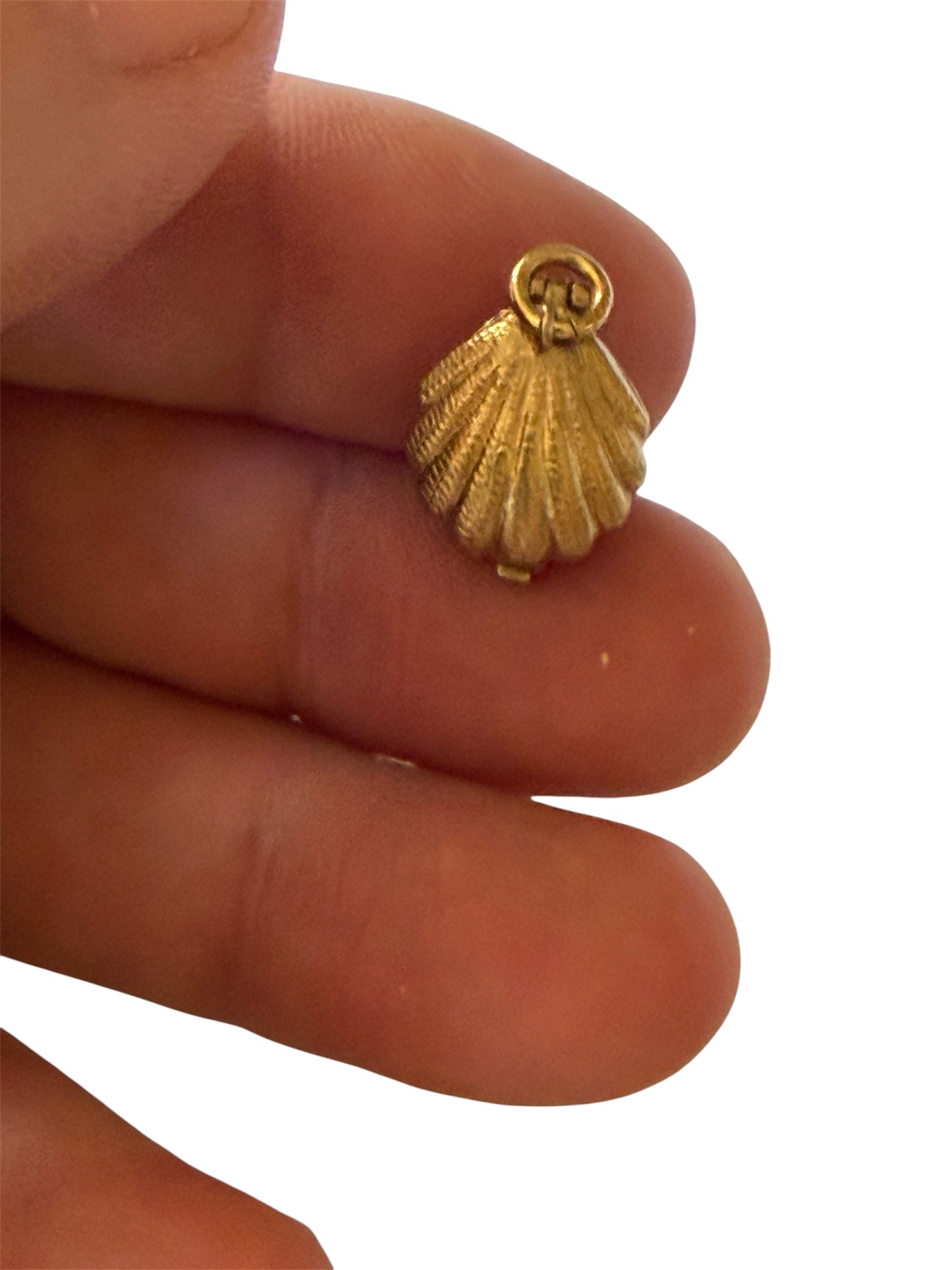 9ct vintage shell charm by HS LTD 2.14g