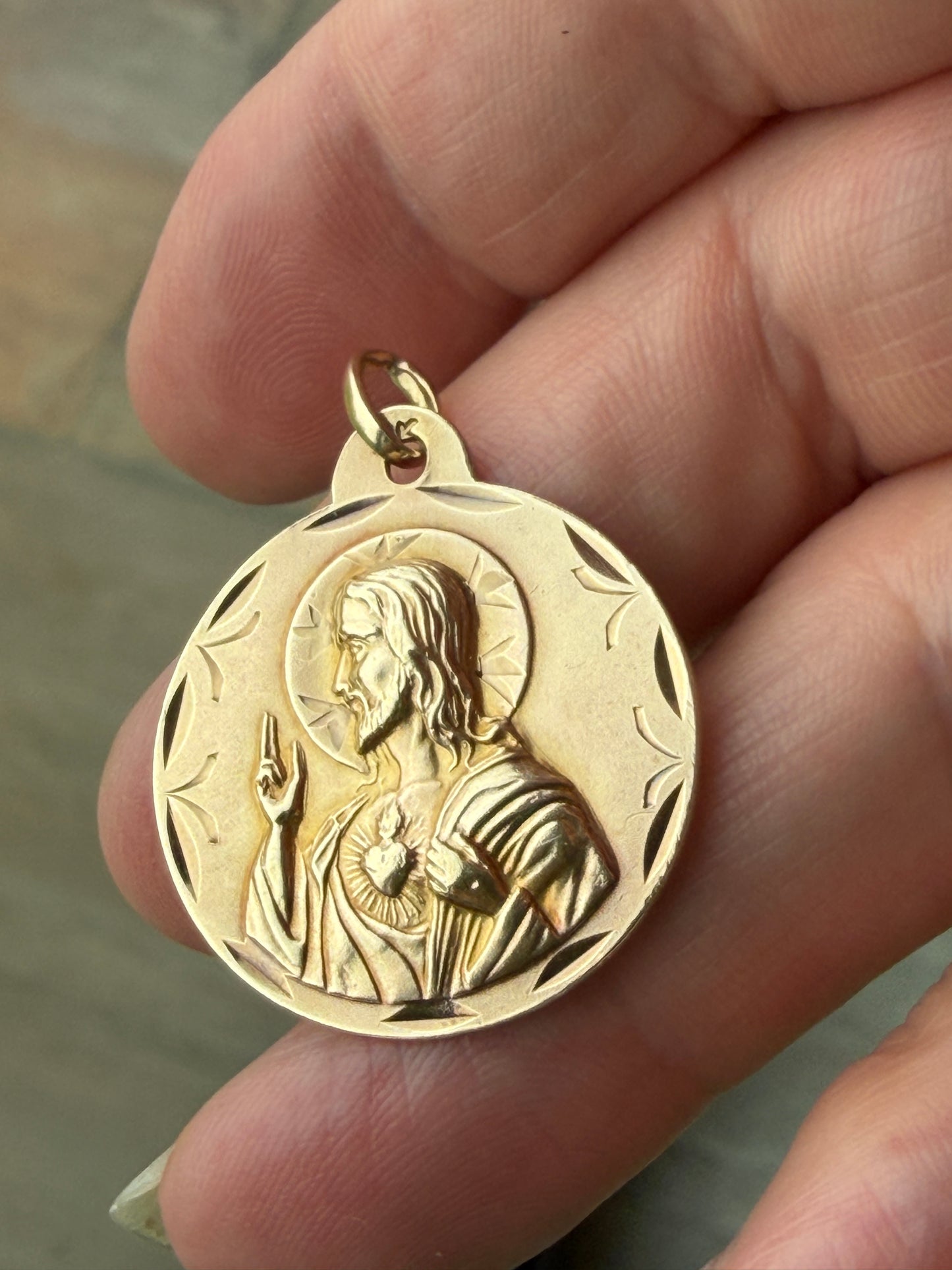 9ct vintage Mary and Jesus large  religious pendant, 4.11g