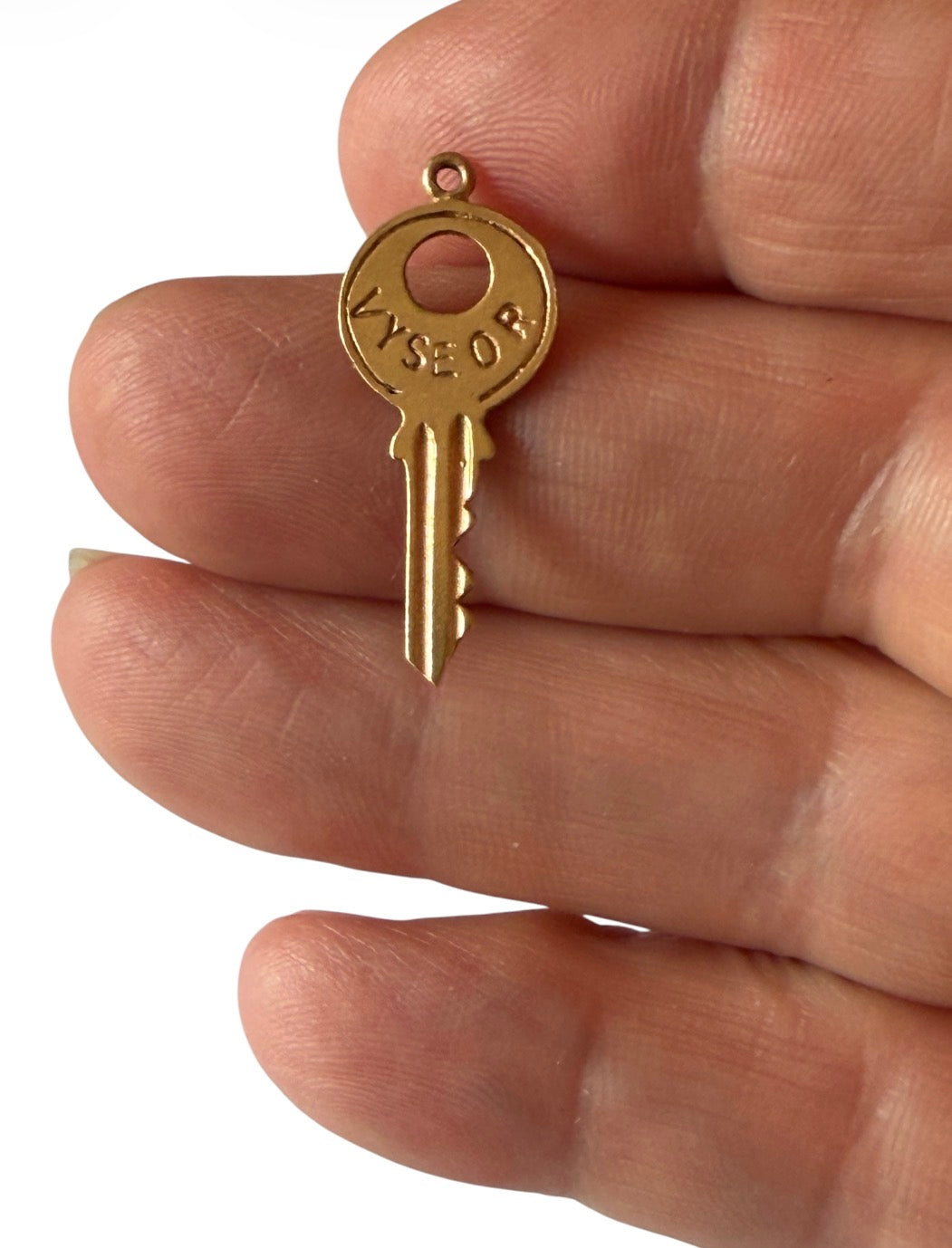 9ct vintage key charm with vyseor on the front. 1.05g circa 1987