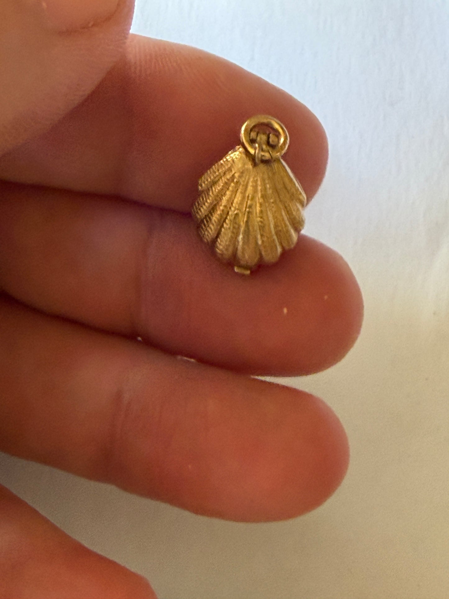 9ct vintage shell charm by HS LTD 2.14g