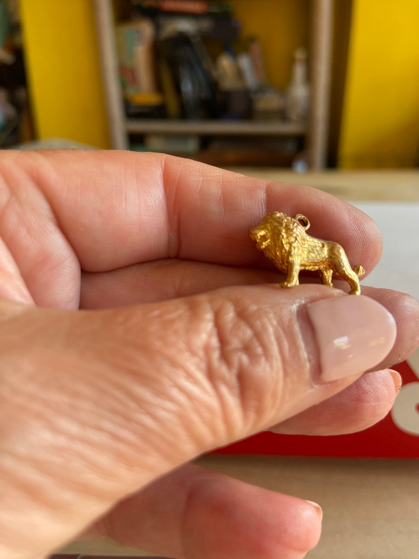 9ct vintage solid gold lion charm circa 1969