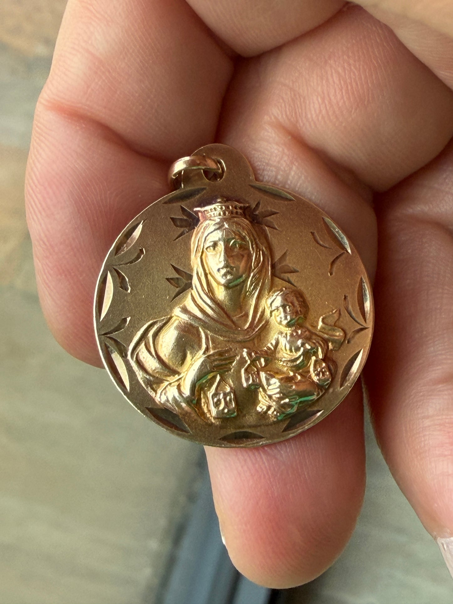 9ct vintage Mary and Jesus large  religious pendant, 4.11g