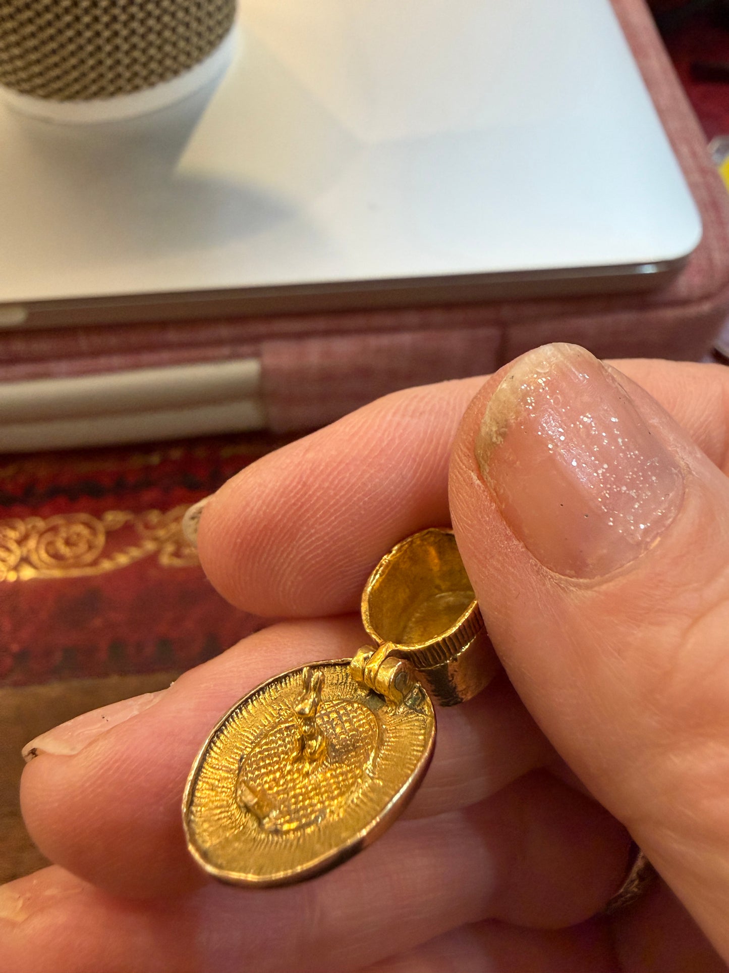 9ct vintage rabbit in a hat charm, circa 1962 4.3g