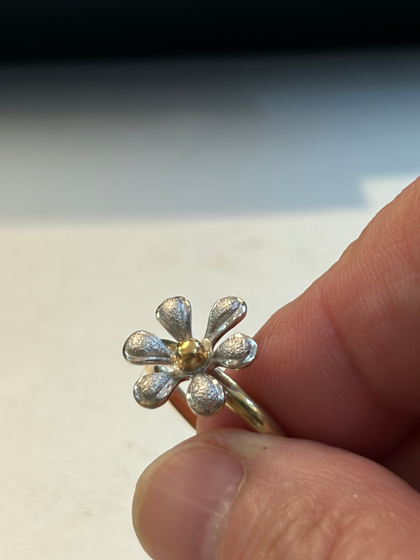 9ct viontage flower ring size N 3.4g
