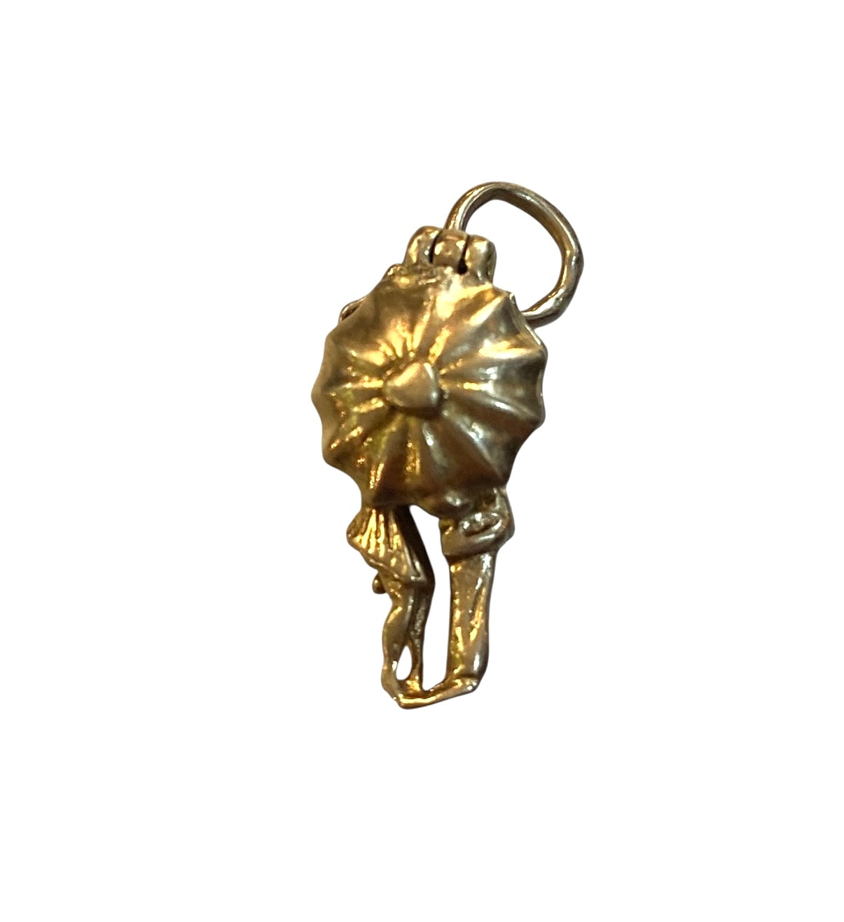 9ct vintage kissing couple under umbrella. charm