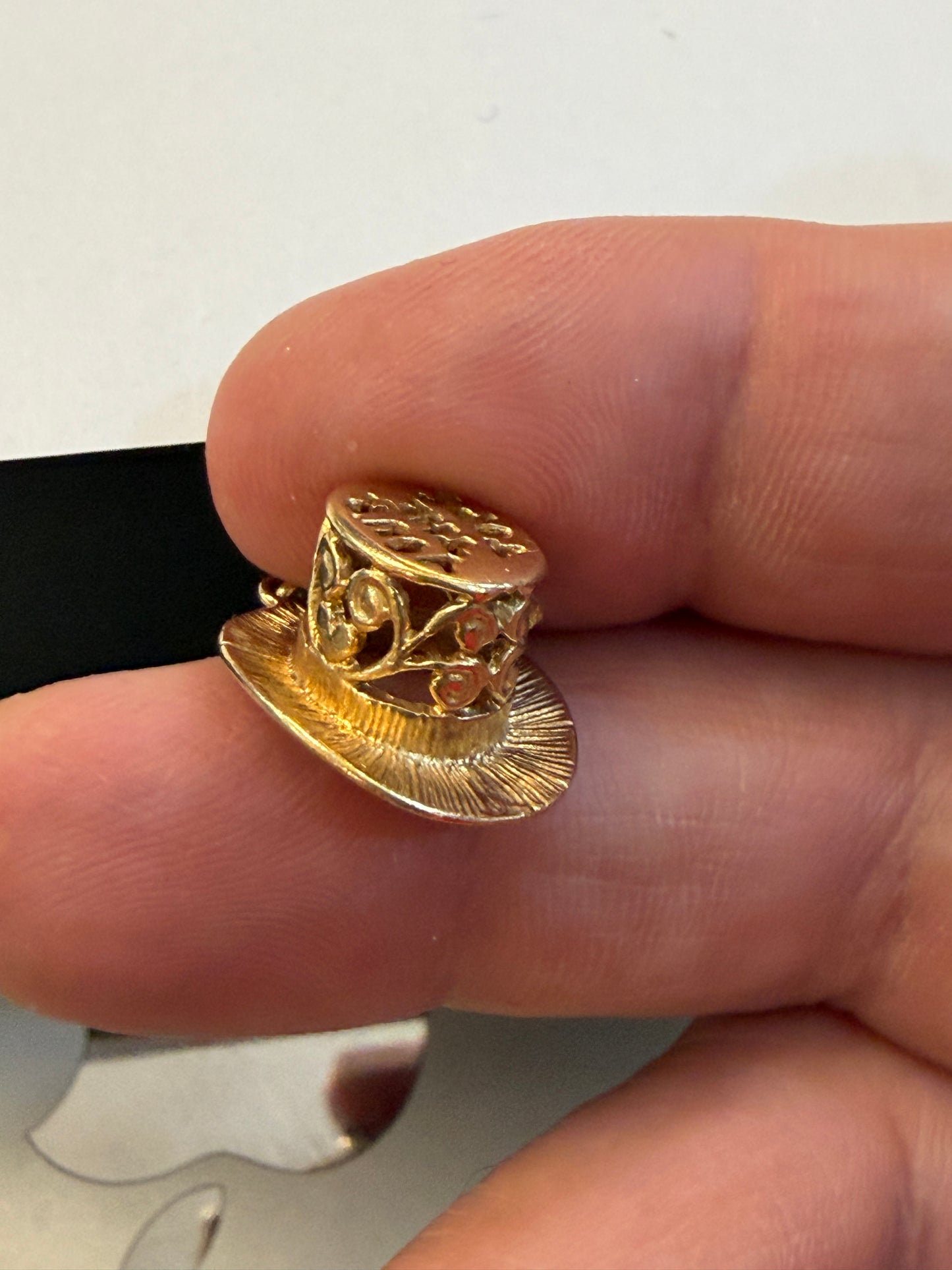 9ct vintage topo hat charm, 'you'r the tops' circa 1975 2.22g