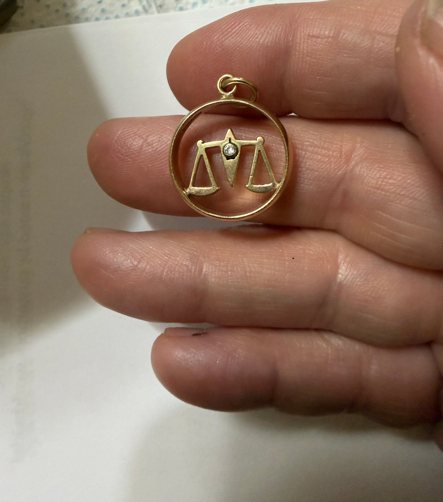 9ct vintage Libra / scales of justice charm / pendant circa 1984 2.71g