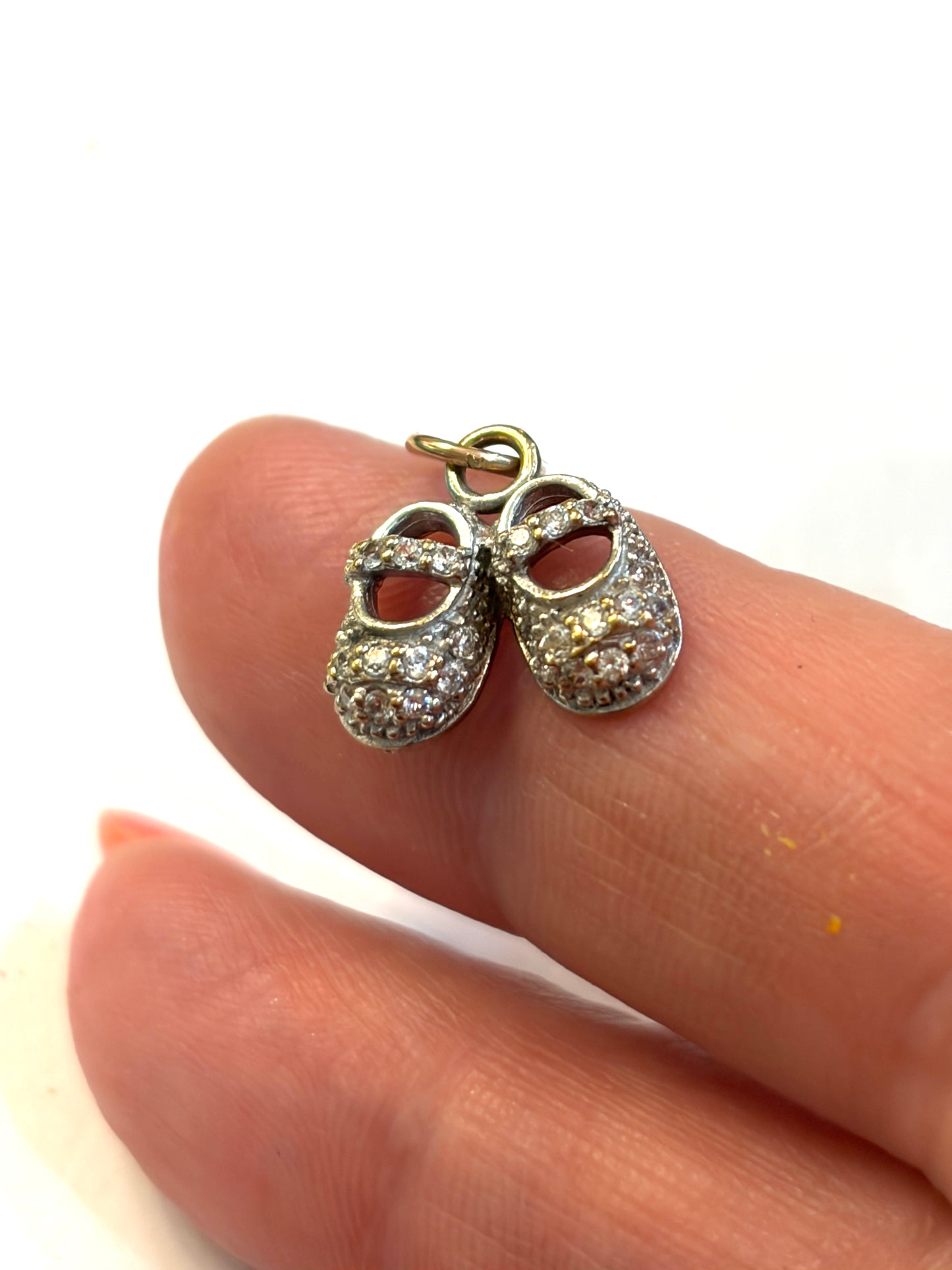 9ct vintage baby shoes with diamante stones. 1.4g