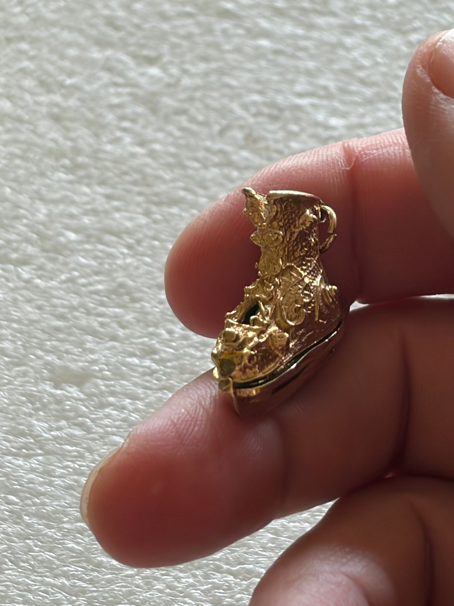 9ct vintage ice skate charm circa 1966 London with enamel skater inside. 6.2g